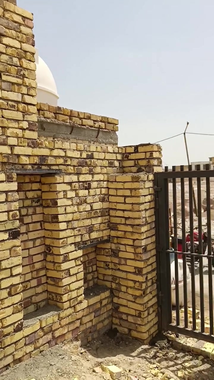 السلام عليكم دار للبيع مساحه ٢٠٠م رقم بي معامله ماده ٢٠ بسمي مكان حي الغدير الثانيه مقابيل ساحه بيت بناء طابوق وسقف عكاده هيكل كامل  ***********
