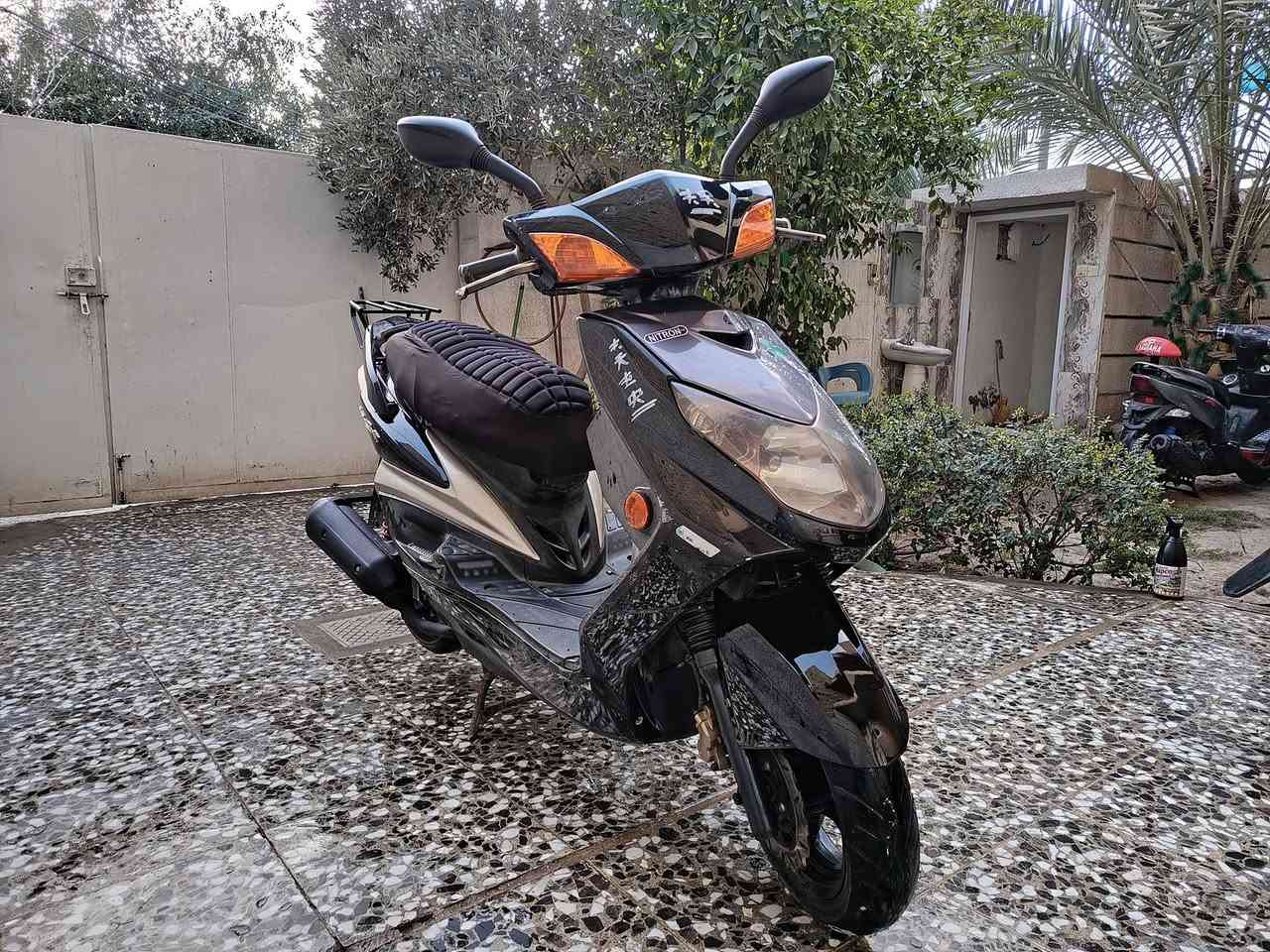 دراجة سكنس فحل نوزل خطين سكليتر شغالة نكرة سلف هندر كفرات كلة ختم واحد كهربائيات  كاملة محرك ما مفتوح الدراجة عل وكالة سعرها 575 وبيها مجال بسيط مكاني الشعلة ***********
