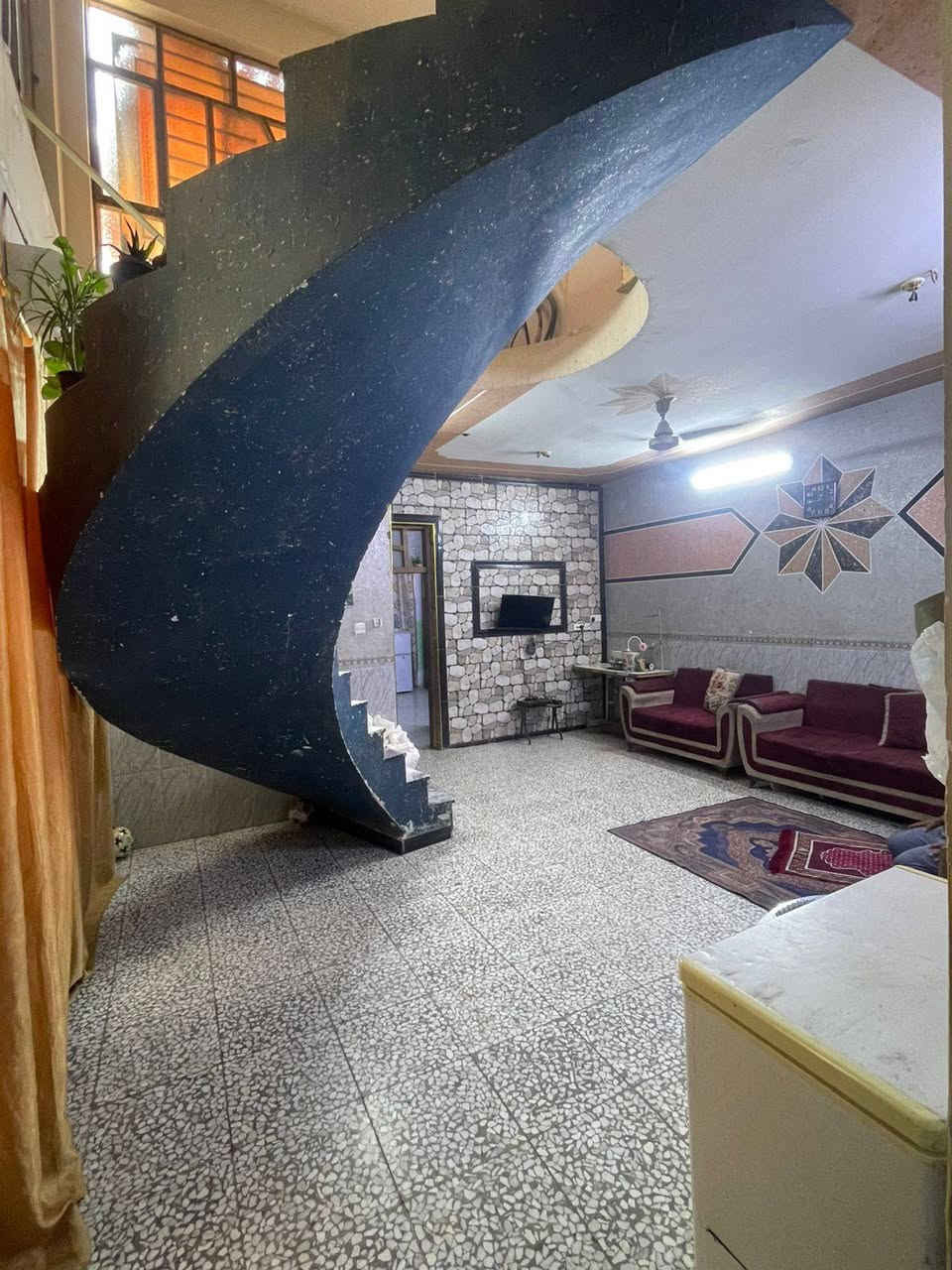 سلام عليكم بيت للبيع زراعي المساحه 400 متر بناء طابق واحد غرفتين نوم صاله كبيره ستقبال كبيره كراج وحديقه ترك كبير تصير بي غرفتين وترك صغير  عنوان البيت حي طارق القديم خلف سيطره الثانيه  لاستفسار ***********

