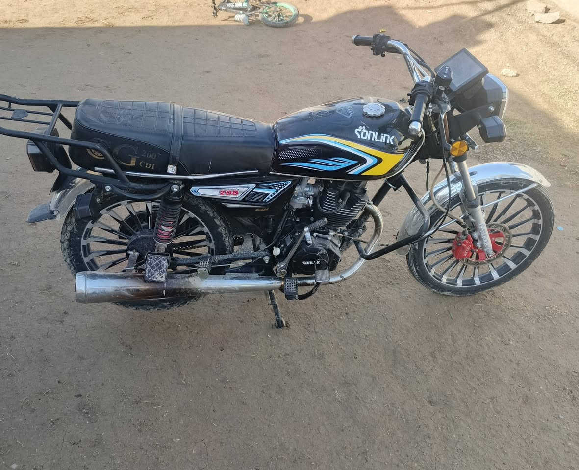 السلام عليكم... دراجه سيفان 2024 للبيع محرك مكفول
 بيها شغلات بسيطه قبق مال زنجيل ودبل اشاره 
اوراق اصولي كهربايات شغاله *********** اتصل ودلل
