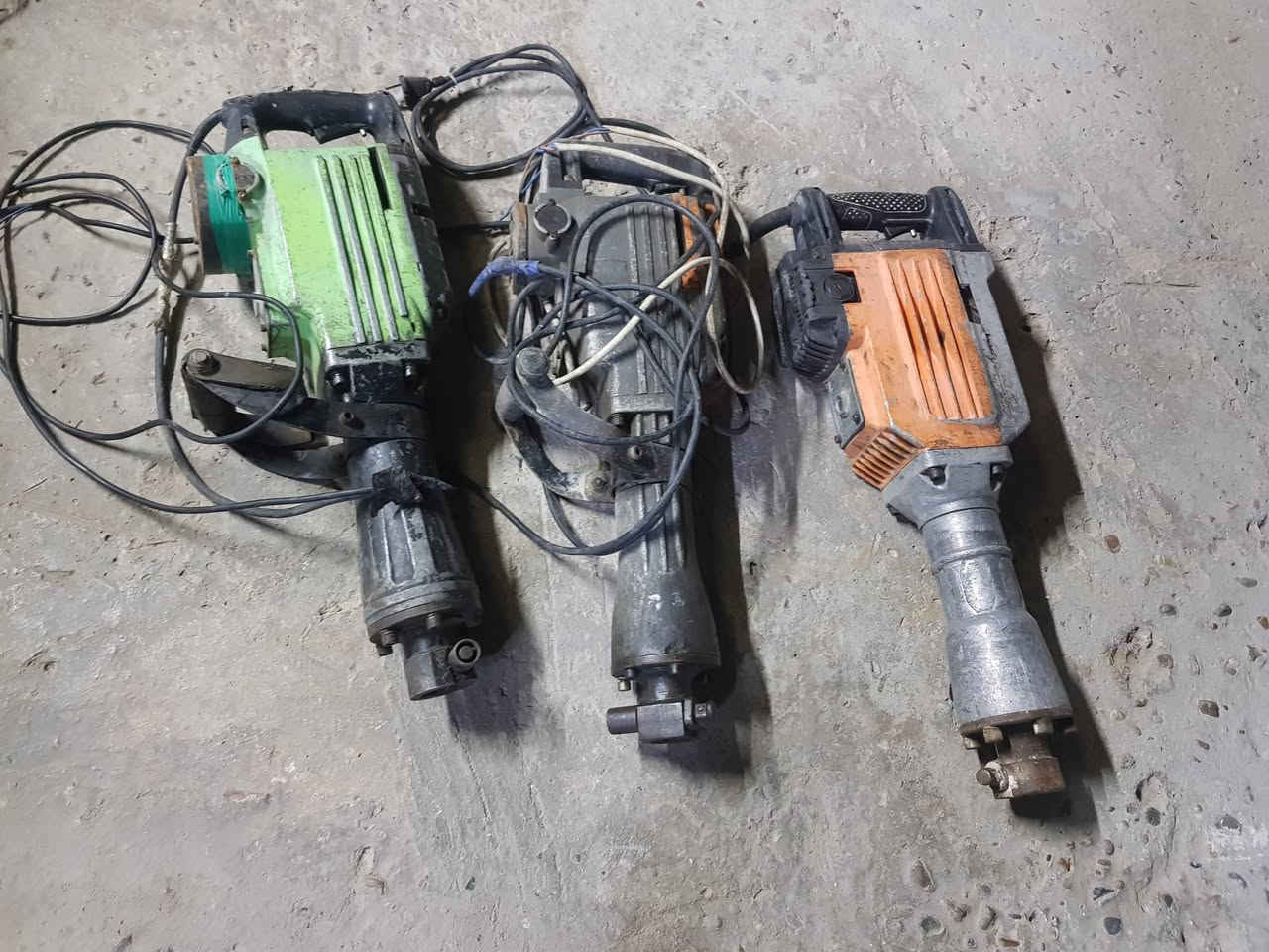 السلام عليكم اخوان من رخصت الادمن عندي محل  عزلته وبيه محموعه ادريلات وكوسرات ومكاين لحيم غراض هواي يجي ويشوف للبيع
***********
