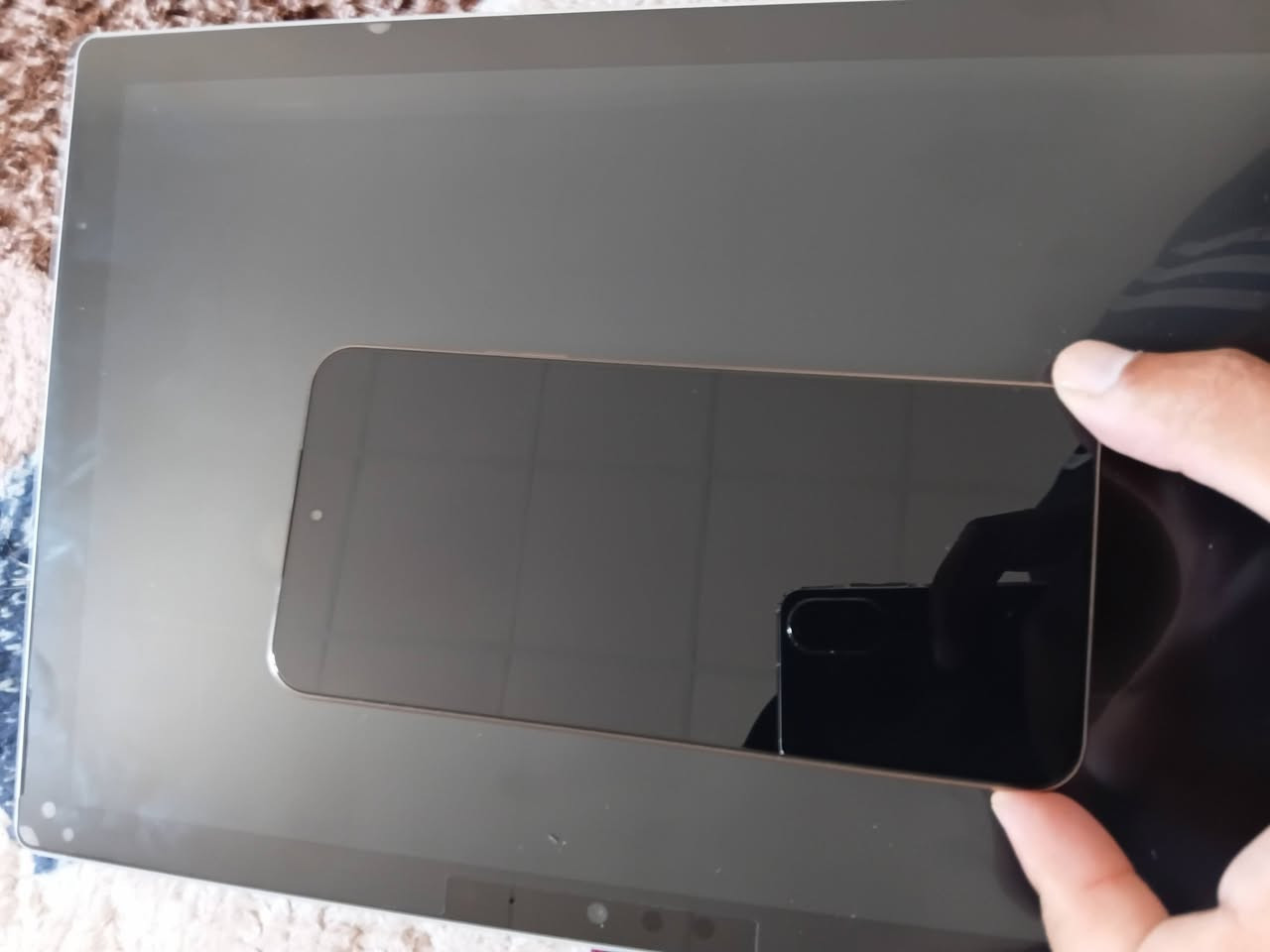 هونر X9D
مستخدم يوم واحد فقط كسر كارتونه 
يعني جديد 
ذاكره ٢٥٦
رام ١٢+١٢ 
السعر راسلني خاص او اتصل
***********
