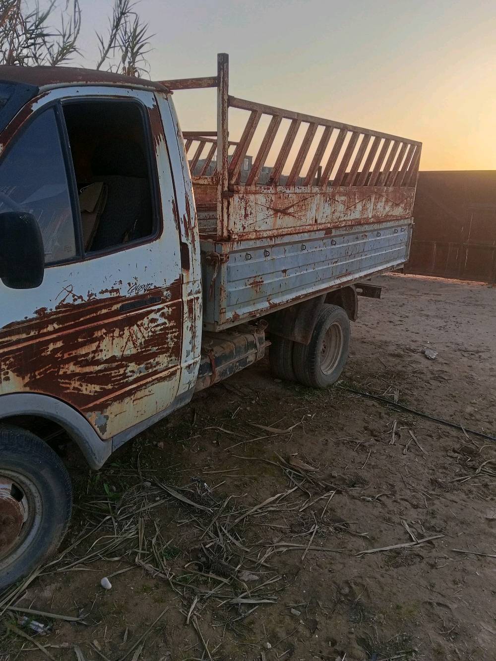 السلام عليكم عندي هاي الكيه گازيل روسي موديل 2003 للبيع رقمها فحص موقت بغداد و شرعيه بل موصل موجود السعر 15ورقه و بي مجال التواصل على الرقم التالي 