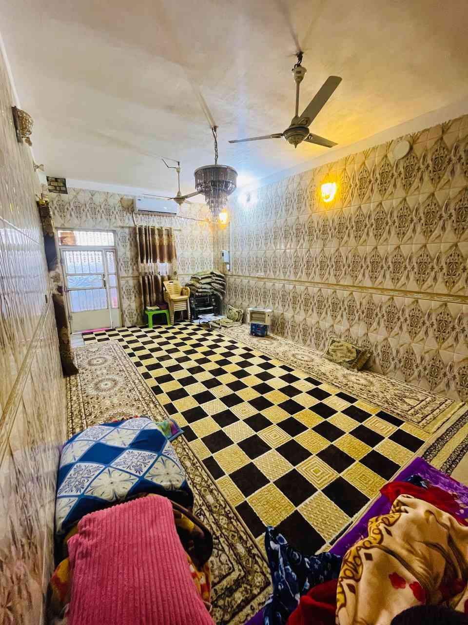 السلام عليكم أحبتي ♥️
الدار للبيع اضافه لذالك محل مساحتة 5*4

العنوان نزله سيد محمد قرب الإمام الحمزة  عليه السلام 

مساحة البيت الكليه    230 م

الواجه   12 م
النزال  20  م 

البيت يتكون من غرف  نوم عدد 2
كل غرفه مساحتها  عرض 4 طول 5

مساحة الاستقبال /7*4 / عرض 4 طول 7 م

مساحة المطبخ / 4 عرض طول 5
اضافه لذالك مطبخ بارد 

الصالة / عرض 4 طول 6

يوجد ممر داير مداير البيت

يتكون من صحيات داخليه وصحيات خارجيه

السعر والاستفسار أكثر تواصل مع صاحب البيت 

***********
***********
