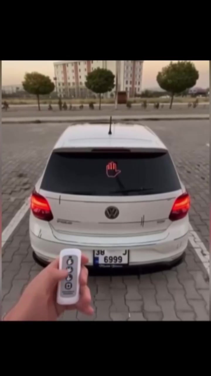 نشرة إضاءة LED بإشارة اليد للسيارات – Fun Gesture Signal
😛😛😛😛😛

الاستخدامات

تُستخدم لإرسال إشارات واضحة للسائقين خلفك أثناء القيادة، مثل: قف – انتبه – تهدئة – شكرًا وغيرها.

مناسبة للدراجات، السكوترات، والسيارات، لإضافة عنصر أمان ووضوح في الطرق المزدحمة.

فعّالة جدًا أثناء القيادة الليلية أو الأجواء الضبابية لزيادة الرؤية والتنبيه.

يمكن استخدامها كزينة أو إضاءة خلفية تفاعلية تضيف مظهرًا مميزًا للمركبة.

المميزات

تصميم على شكل كف LED مزود بعدد كبير من اللمبات ذات الإضاءة العالية والواضحة.

تحكم كامل عبر ريموت يمكنك من تغيير الإشارات المعروضة بضغطة زر.

مدى ريموت يصل حتى 25 مترًا للتحكم السهل أثناء القيادة.

عدة أوضاع للإشارة(رفع اليد – قف – تنبيه – تموج ضوئي…).

إضاءة قوية Super Bright LED مع استهلاك منخفض جدًا للطاقة.

يعمل بالبطاريات(3 بطاريات AA) بدون أسلاك معقدة.

لاصقات خلفية قوية لتثبيت النشرة بسهولة على زجاج السيارة أو أي سطح أملس.

منفذ Micro USB للصيانة.

هيكل بلاستيكي قوي مقاوم للكسر والخدش.

مناسب لجميع المركبات ولا يحتاج أي تجهيزات كهربائية.

أبعاد الغلاف: 11 × 3 × 17 سم.

محتويات الصندوق

لوحة LED على شكل كف.

جهاز التحكم (الريموت).

3 لاصقات للتثبيت.

غطاء بطارية خلفي.

دليل الاستخدام.

الملاحظات

يعمل على 3 بطاريات AA (غير مرفقة).

يفضّل تنظيف السطح قبل التثبيت للحصول على أفضل تماسك.

لا تُلصق اللوحة على الأسطح شديدة البرودة كما ذُكر في دليل التشغيل.
🔥🔥سعرررر🔥🔥

20.000 فقط

يوجد توصيل جميع المحافظات


**إذا كنت صاحب هذا الإعلان وتريد حذفه لأي سبب، رجاءا أرسل رسالة إلى الدعم الفني**