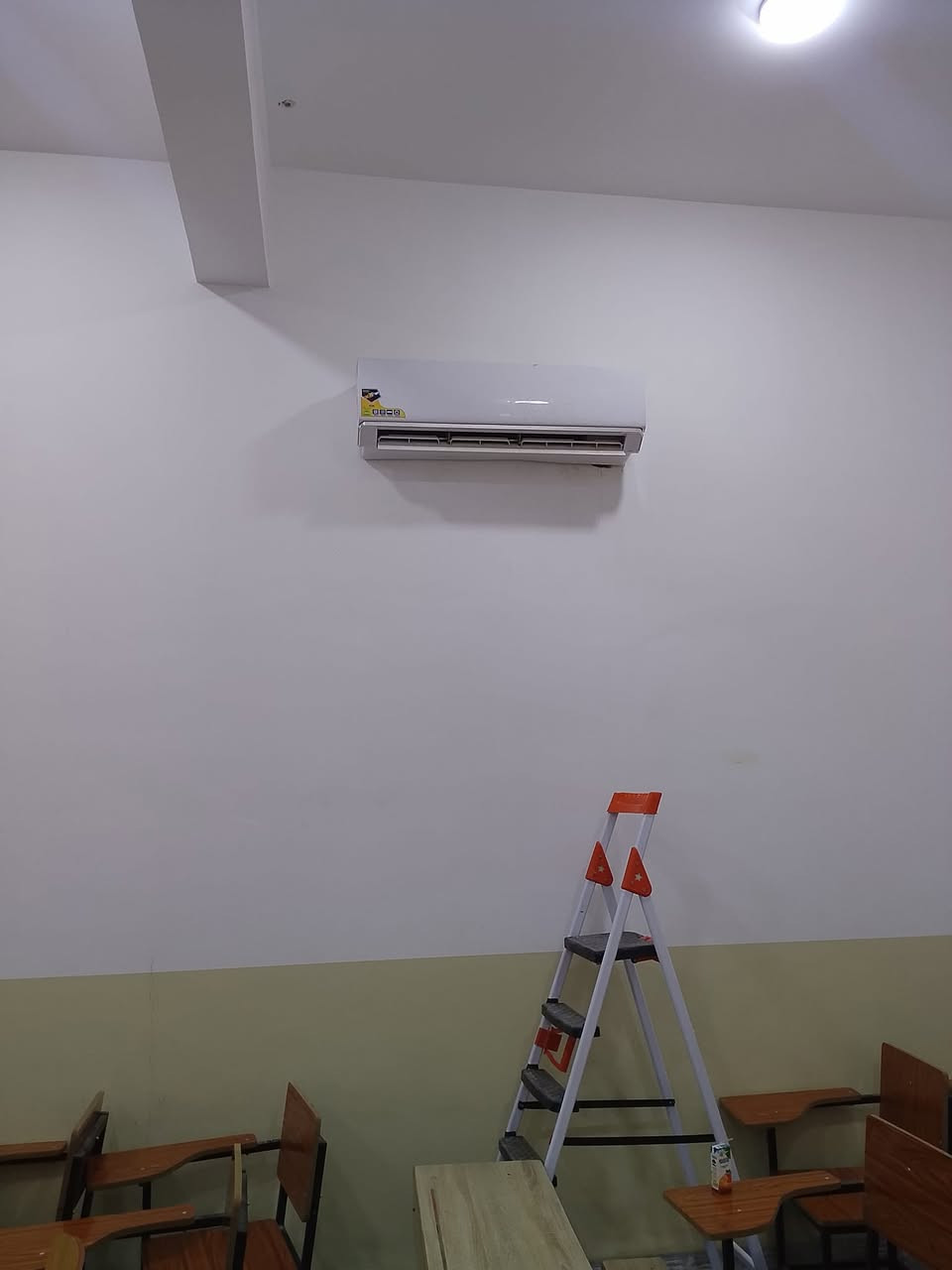 🔥❄️ ورشة ابو اسد للتبريد  ❄️🔥
بعدك تعاني من الحر؟ 🥵
ويانه التبريد غير جو البيت كله 😎✨
━━━━━━━━━━━━━━━
🛠️ نوفرلك كل خدمات التبريد 🛠️
✅ تنصيب سبالت باحتراف
✅ غسل وتنظيف عميق
✅ تعبئة جميع أنواع الغاز
✅ صيانة موقعية سريعة
✅ فتح وشد السبالت
✅ فحص مجاني قبل الشغل
━━━━━━━━━━━━━━━
✨ شغل نظيف — سرعة — ضمان
✨ خبرة بالتبريد تخليك ترتاح
✨ نخدمك بالموقع وبأفضل جودة
🔥 خلي سبلتك تشتغل بأقوى تبريد 🔥
📍 النجف 
📞 ***********
❄️ ورشة ابو اسد… تبريد يبرد الكلب قبل البيت 😎
