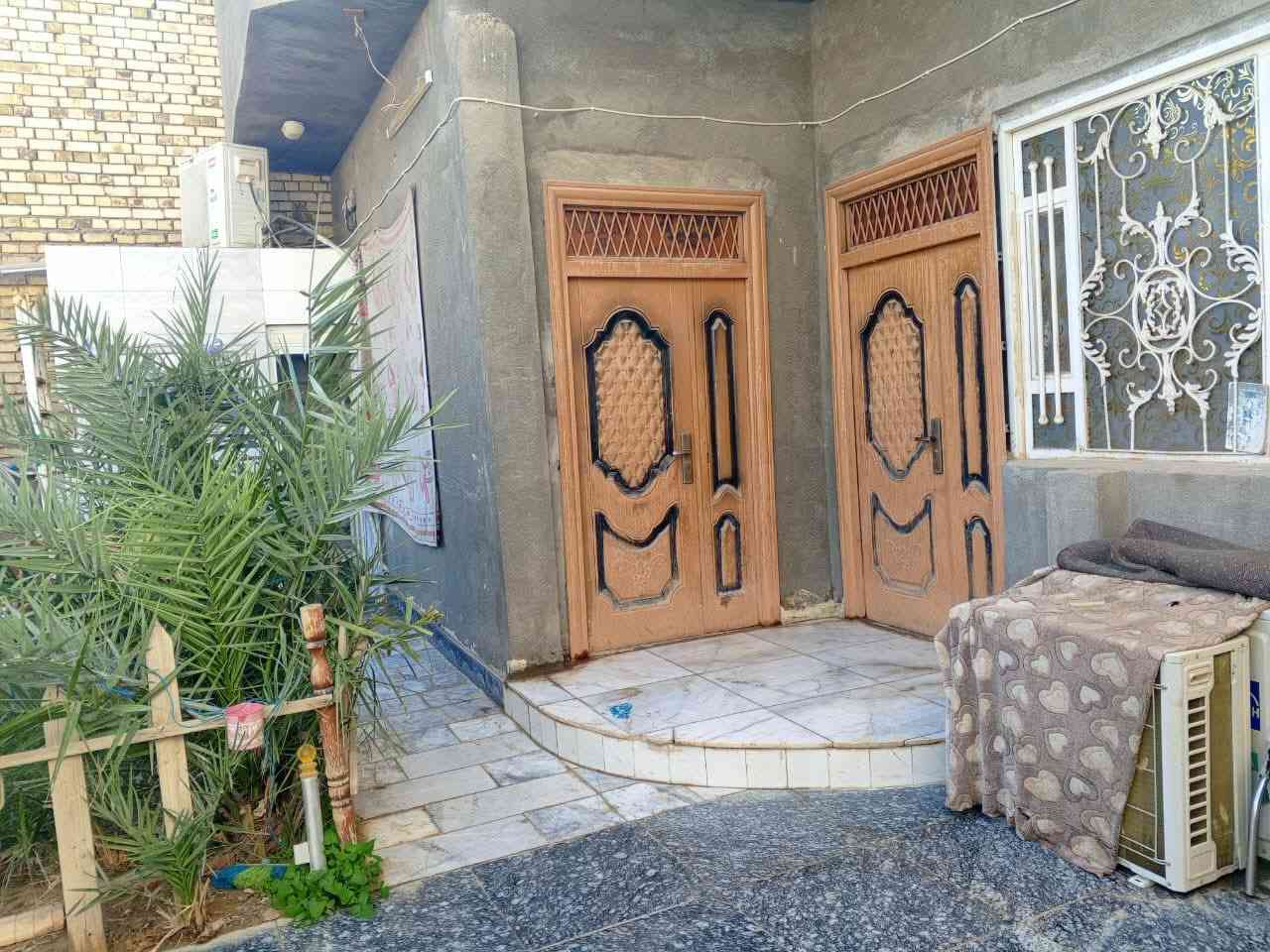 🏡 250 مساحه للبيع
يحتوي على غرفتين نوم صاله كبيره استقبل+ هول كراج سياره حديقه خارجيه  مطبخ حار + بارد صحيات خارجيه وداخليه !!!
العنوان📍 حي الحسين خلف جامعه العين 
بناء 2020 
 الستفسار. 📞.    *********** 
                             . ***********.
