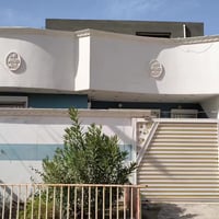 بيت للبيع 200متر ثلاثه غرف نوم السعر 170وبيه مجال خامس بيت عن شارع الس...