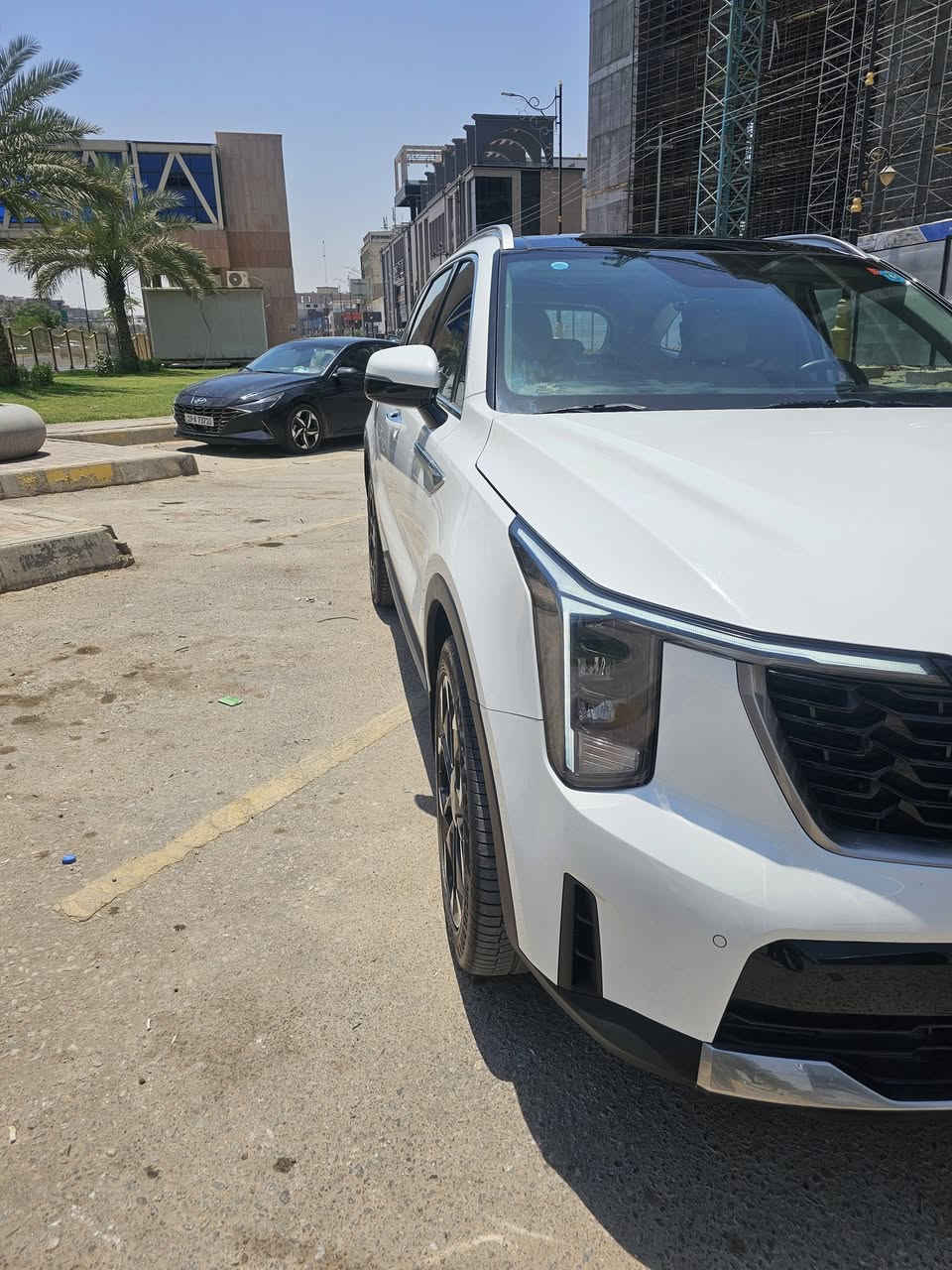 🚘 كيا سورينتو 6 سلندر – موديل2025 (خليجي)وكالة
كفالة عامة 
🔧 المحرك:
• 6 سلندر – 3500

🛣 ماشية:
.10800كم

🔑 التشغيل:
• بصمة تشغيل
• تشغيل عن بُعد

🪑 المقاعد:
• مقعد السائق والراكب كهربائي ⚡
• مقاعد جلد /مخمل
• ستائر جانبية للمقاعد الخلفية
. تحكم جانبي لمقعد الراكب

🛡 أنظمة الأمان:
• نظام كاميرات 📸 (2 كاميرات)
• رادار خلفي لتجنب الاصطدام عند الرجوع 🔙
• حساسات أمامية وخلفية
• مانع انزلاق
• مانع انحدار
• حساس تايرات

🚦 أنظمة القيادة:
• 4 أنظمة قيادة
• أوتو هولد
• هاند بريك بصمة

💡 الإضاءة والمظهر:
• أضواء ترحيب عند الاقتراب مع ترحيب داخلي ✨
• إضاءة LED أمامي وخلفي
• إنارة محيطية داخلية
• إشارات بالمرايا

📱 التقنيات:
• داتا شو 
• شاشة عدادات رقمية
• شاشة لمس متغيرة للتحكم بالميديا أو التبريد
• شحن لاسلكي للهواتف 🔋
• مرآة داخلية ذاتية التعتيم
• فول تحكم استيرن
• منافذ Type-C في الكشنات

❄ التكييف:
• تبريد 3 مناطق

📦 الصندوق:
• صندوق خلفي كهربائي

🛞 الإطارات:
• قياس 20 إنش

📍 المعلومات:
• رقم بغداد – تحويل ثاني يوم
• مكان السيارة: كربلاء 
• باسمـي شخصيًا
• البيع فقط
السعر  335 ورقة قابل للتفاوض 

📞 للاستفسار:
***********
***********
