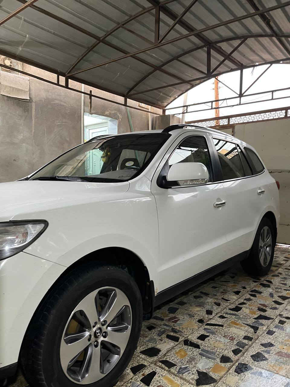 ⸻

🚗 للبيع – هونداي سنتافي 2012 / 7 راكب
📍 البصرة – الزبير
 • وارد خليجي
 • 7 راكب (عائلية)
 • محرك 2400 سي سي – 4 سلندر – دوش
 • العداد 168 ألف كم
 • الحالة جيدة
 • الاستخدام نظيف
بارد شبر وتكحيل فقط 
مبدل مكينه 

 • السعر: 150 ورقة (قابل للتفاوض البسيط)
0772 847 1235:📞
 للتواصل واتساب
