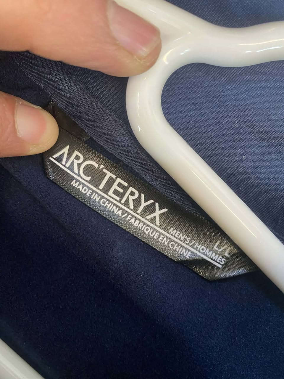 arcteryx
orginal 
size _L
نظافە%100
توصیل _جمع
بالە غیرمستخدم
***********

