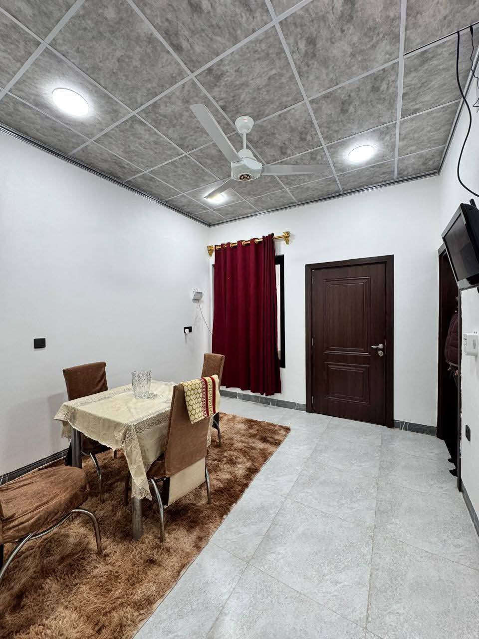 مكتب ابو شمال للعقار ✅️ دار للبيع في حي البلديات مقابل سانكو مول 

💥 مساحة 130 متر طابق واحد بناء 2025 جديد 

💥 واجه 6 . شارع صبة . اتجاه شروق تام 

💥 يحتوي على . غرفة نوم . هول . استقبال . مطبخ . مناور . كراج . بيتونة 

💥 شرط التحويل سند جديد السعر 180 قابل 
للتفاوض 

***********  موقع المكتب حي السكر 
*********** قرب جامع الصفا والمروة 
***********
