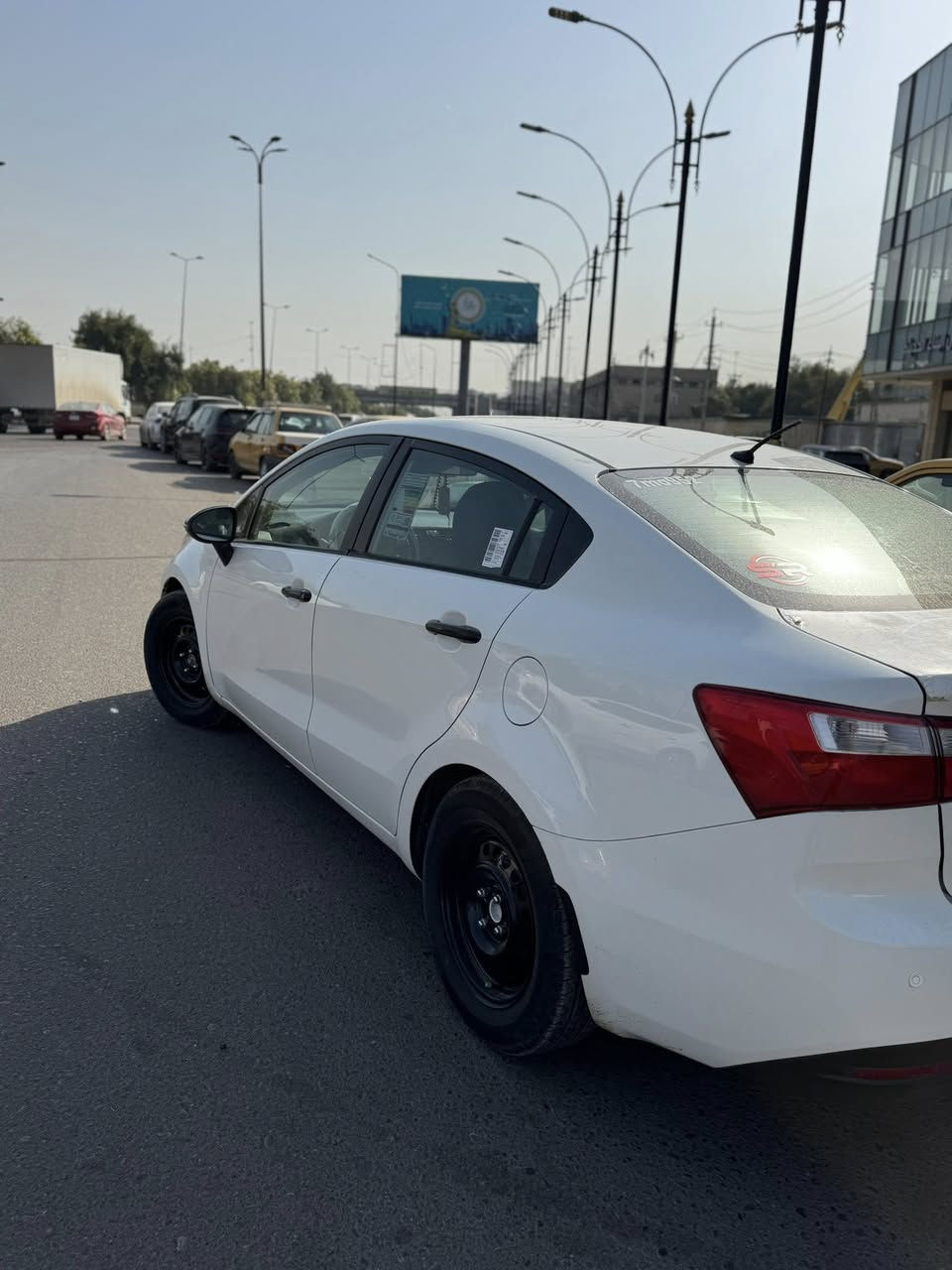 سلام عليكم  كيا ريو موديل 2012 خليجي للبيع او مراوس حسب القناعه
السياره جاهزه مابيها اي نقص رقم سليمانيه دولي الجديد السياره جاهزه من كلشي كهربائي كلها شغاله محرك 1600 المرغوب اقتصاديه كلش بل صرف بل اضافه مري شفط لد داخلي متغير +لد دعاميه  تبريد حداديه كلها جاهزه منضومت زنون بلوجكتر + الايت + بكلايتات لد مو العادي بيها صبغ نص الصندوك بدون دواخل حساسات خلفيه السعر 10500شده وخمسه العنوان بغداد الكراده رقم ***********
