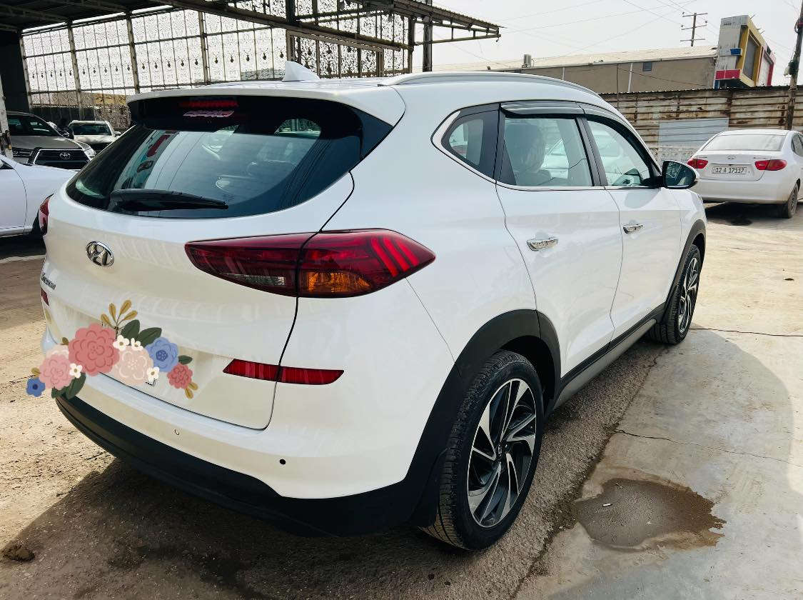 سلام عليكم ورحمة الله وبركاته 
هونداي توكسان موديل 2020 فول موصفات ماعده الفتحه ماشيه 95  بغداد تحويل ثاني يوم مكفوله كفاله عامه ماعده شخطين بالباب الخلفي السعر ب195 $وبيه مجال التواصل على الرقم ***********
