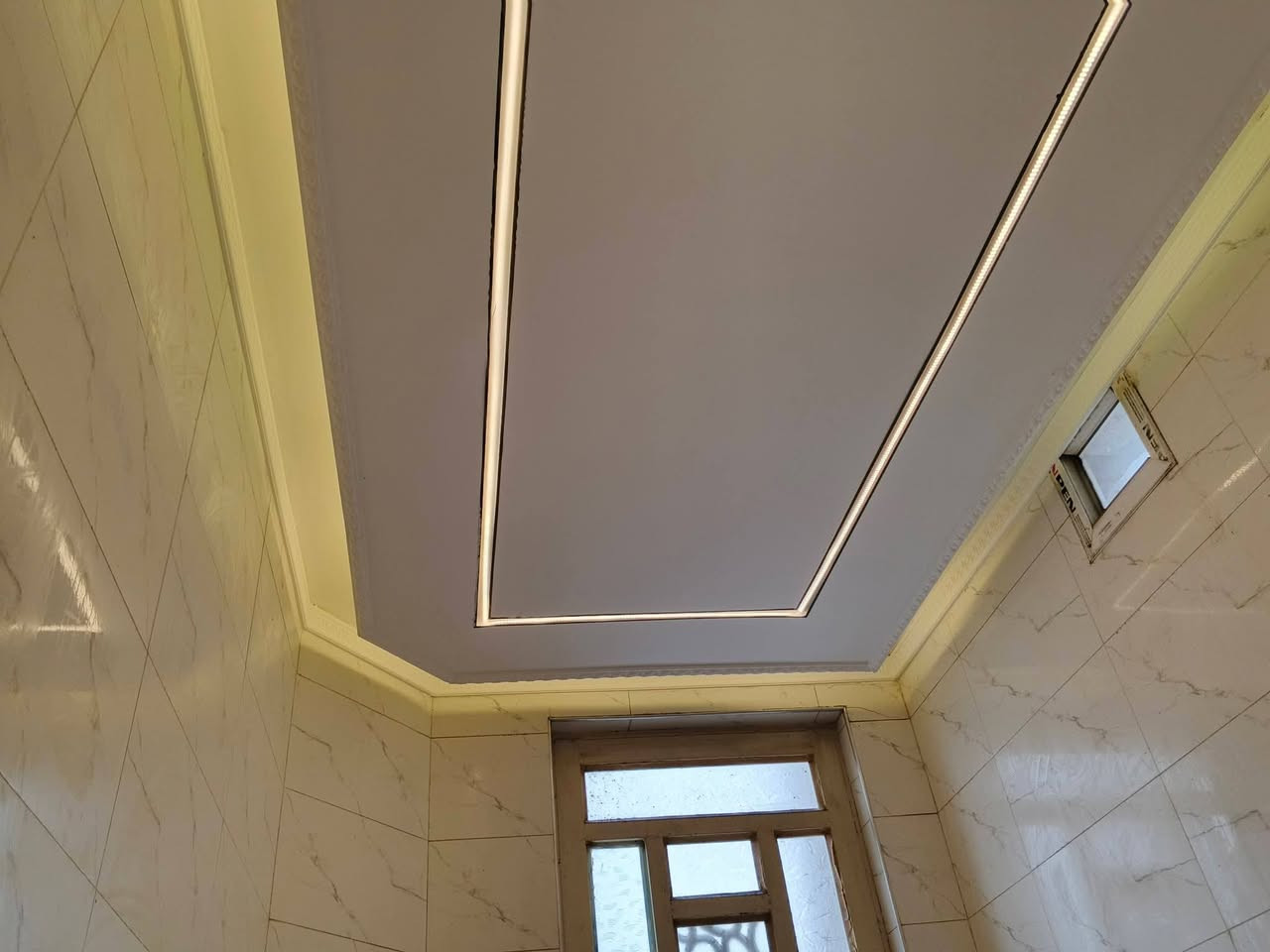 كادر متفرغ ديكورات جبس بورد
للاتصال ***********
