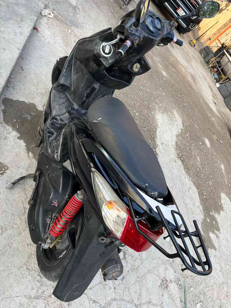 سلام عليك شباب 
سكنس فحل نوزل ياباني (قبق نفخ)
دراجه كفاله مكينه ما مفتوح بيه برغي 
كفراته تايوان دراجه خير من الله جيب فيتر وافحص 
نقصه فقط واقيه وقمجي مال عداد لباقيه كله كفاله 
(مكاني بغداد حي لقاهره قرب جوازات)
سعر ٩٠٠ وبيه مجال بسيط 
***********
