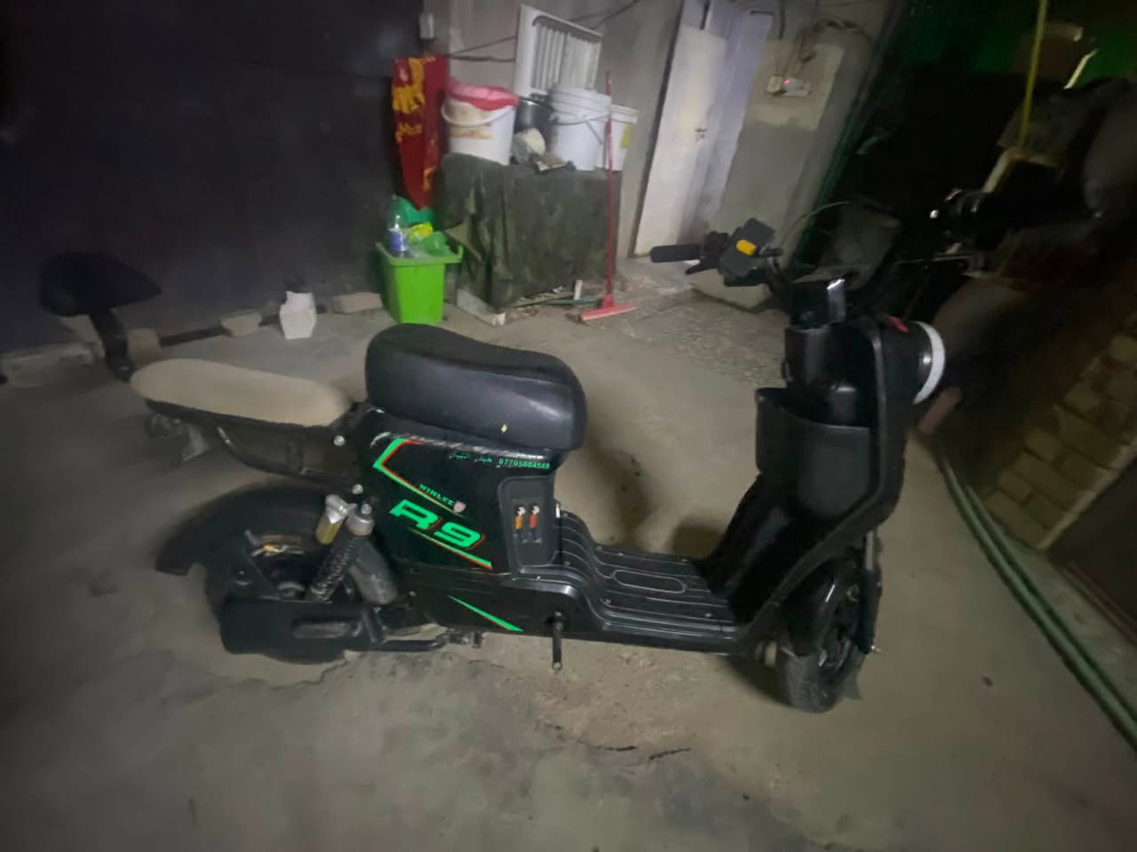 للبيع R9 نقصها بس شاشه شاحنتها وياها شحنها خير من الله بغداد المحموديه *********** ب400 وبيها مجال
