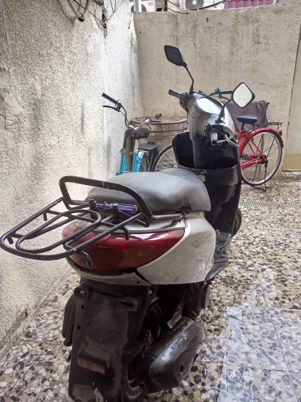 سلام عليكم دراجة بريز كوم حديد طافية بيها وكم بس متشتغل ومتروكة صارلها شهر اوراق بيها بس منكعات بل صندوك كلا شغال كهربائيا ت كلاها شغالة سلف هندر شغال باتري بيها دبلات كفرات بلادي مختم ابيع على وضعها 350والشراي يتفضل خاص متواجد فيس ومازنجر ورصيد ***********
