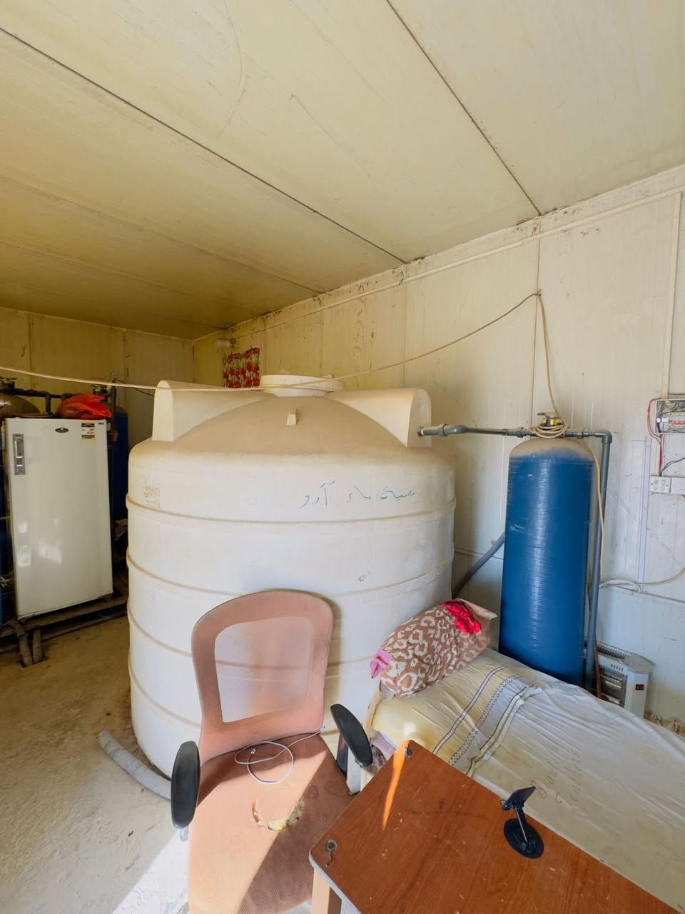 فرصة للبيع محطة RO كاملة
بطاقة 3000 لتر/ساعة
المحطة تشمل:
 • منظومة RO
 • الفلاتر
 • المضخات
 • اللوحات الكهربائية
 • القواطع
 • الخزانات والملحقات الظاهرة بالصور

المحطة مناسبة للتشغيل أو إعادة التأهيل أو الاستفادة من معداتها.

ملاحظة مهمة:
المحطة تحتاج تبديل ممبرين
والبيع على الموجود بالصور فقط ماكو فصال من تجي.

السعر: 6,650,000 مليون دينار قابل للتفاوض
والي يريد يشتري صدك 
الاتصال بالرقم (***********)
