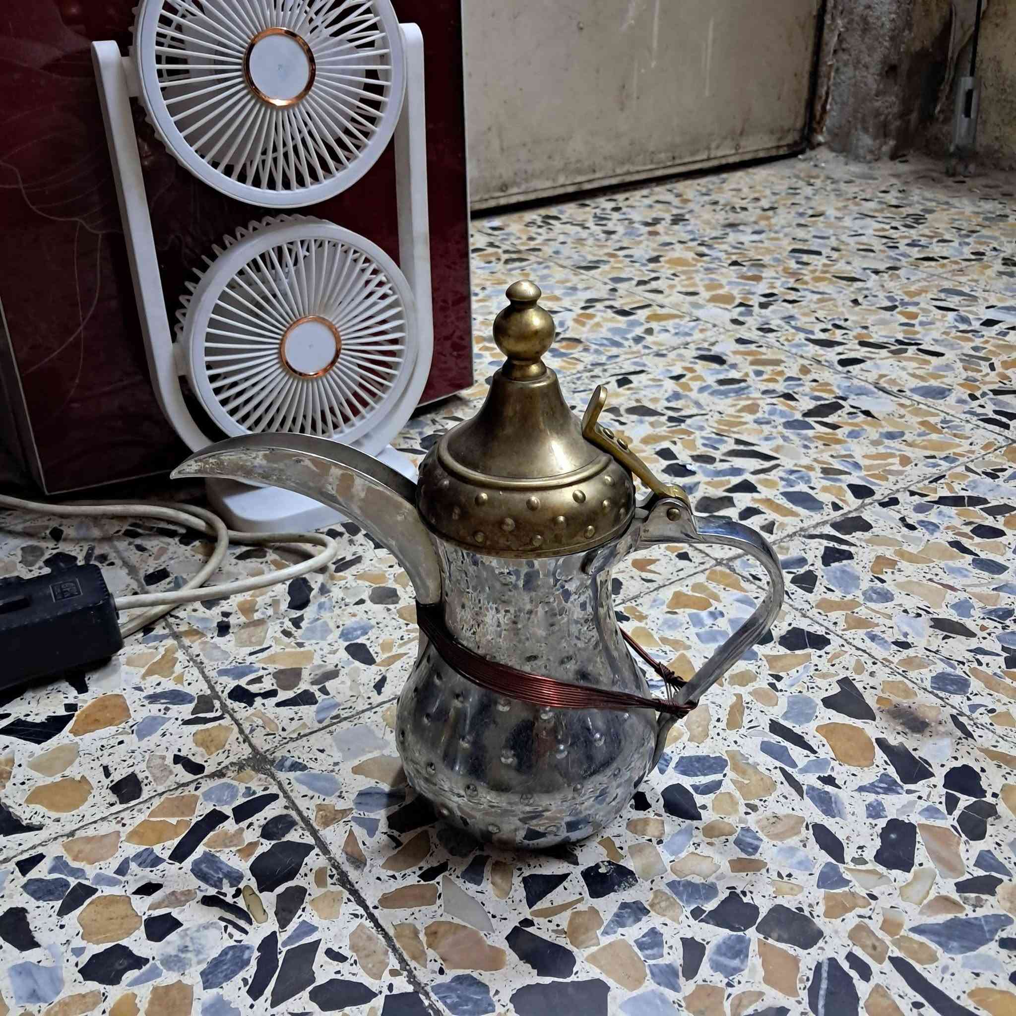 السلام عليكم  دلال كهوه عدد ٥ ٢ رسلان باكستاني  ودله حب الرمان هندي ودلة السيف ودله العساف كلهن شلعه وحده السعر ١٠٠ الف غير قابل للتفاوض الحجز الاتصال على***********بغداد
