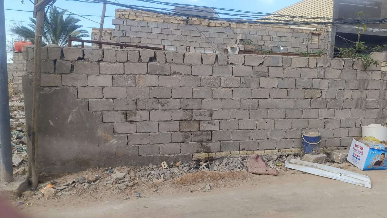 دار سكني 
للبيع في منطقة حي الاصدقاء 
طريق شريفات قرب الشارع الرئيسي 
المساحة 130م 
الاستفسار الاتصال على رقم صاحب الدار ***********
