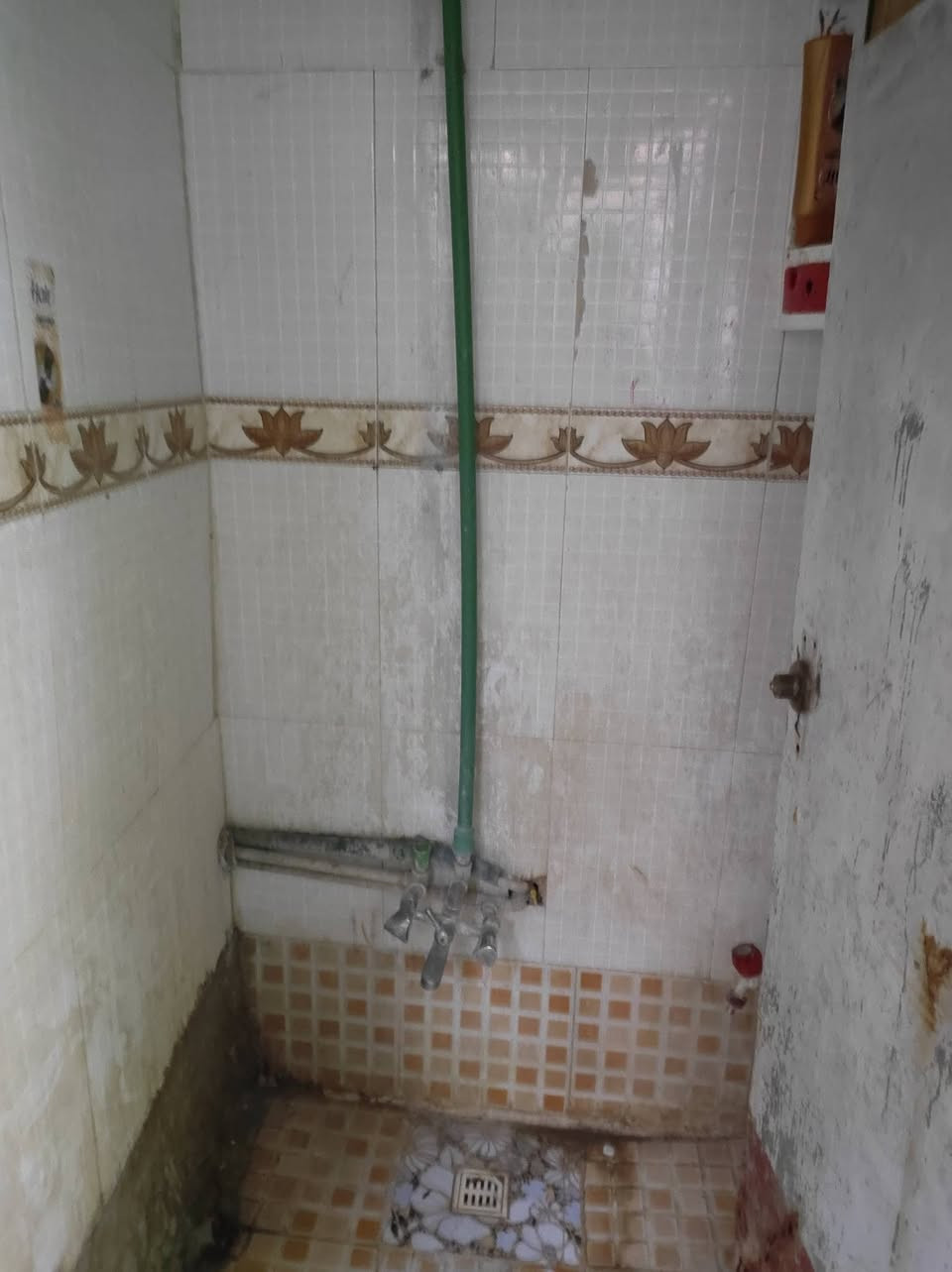 سلام عليكم دار للبيع المساحه 112 ونص طابق واحد بناء طابوك جيري سقف عكادة غرفة نوم 4*5 واستقبال4*5 وصالة3*5 وحمام داخلي وحمام خارجي واجهة 7ونص ونزال 15 الموقع حي العامل قرب جامع الرسول الأعظم السعر 110 مع المجال للاستفسار الاتصال على الرقم ***********
