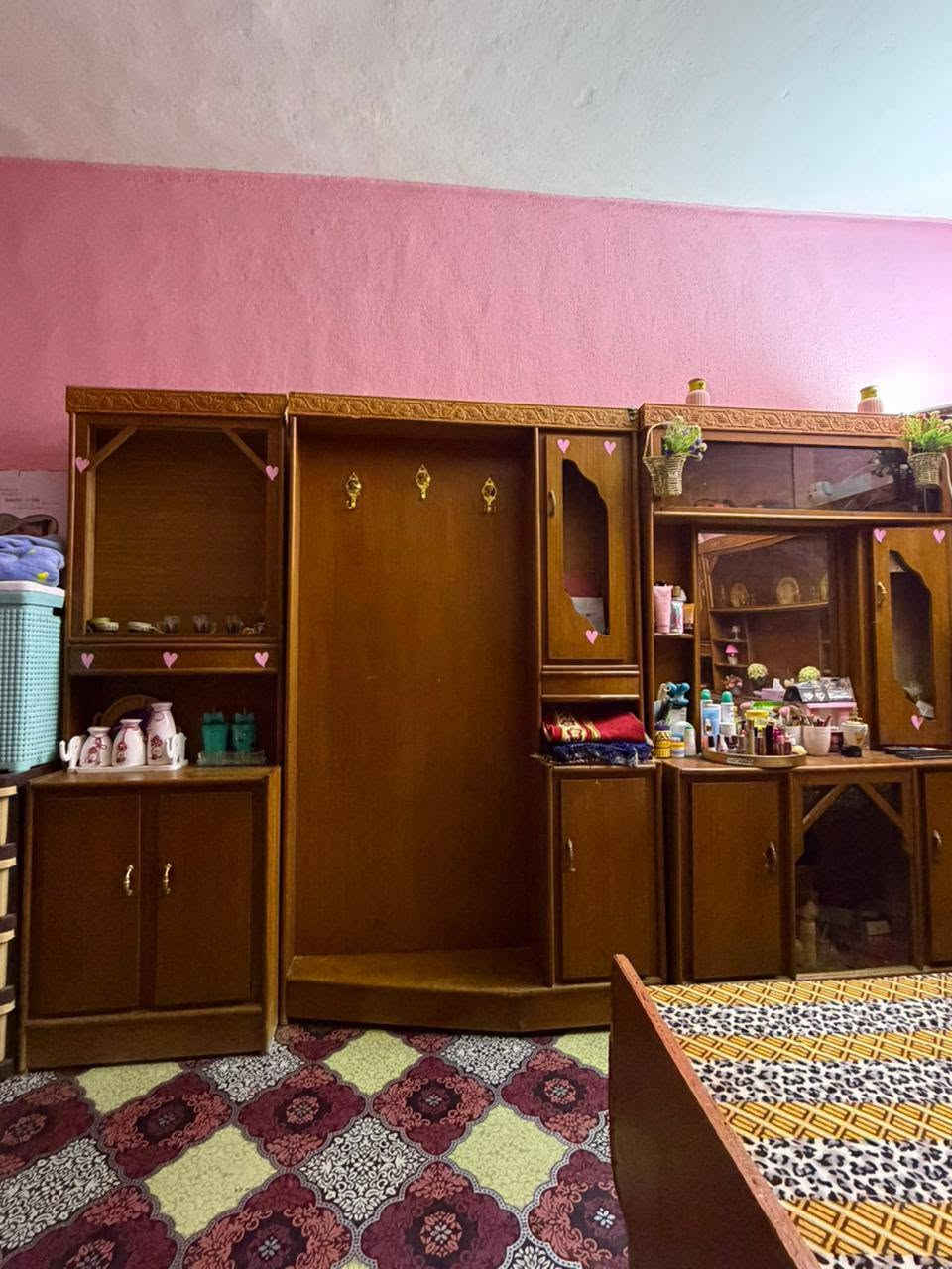 السلام عليكم. غرفة خشاب للبيع مكونه من ست قطع. السعر 700 وبي مجال المكان قرية البيضه.
اتصال ***********
