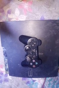 أنا أعرض للبيع جهاز بلاي ستيشن 3 في حالة جيدة يشتمل على جهاز تحكم واحد...