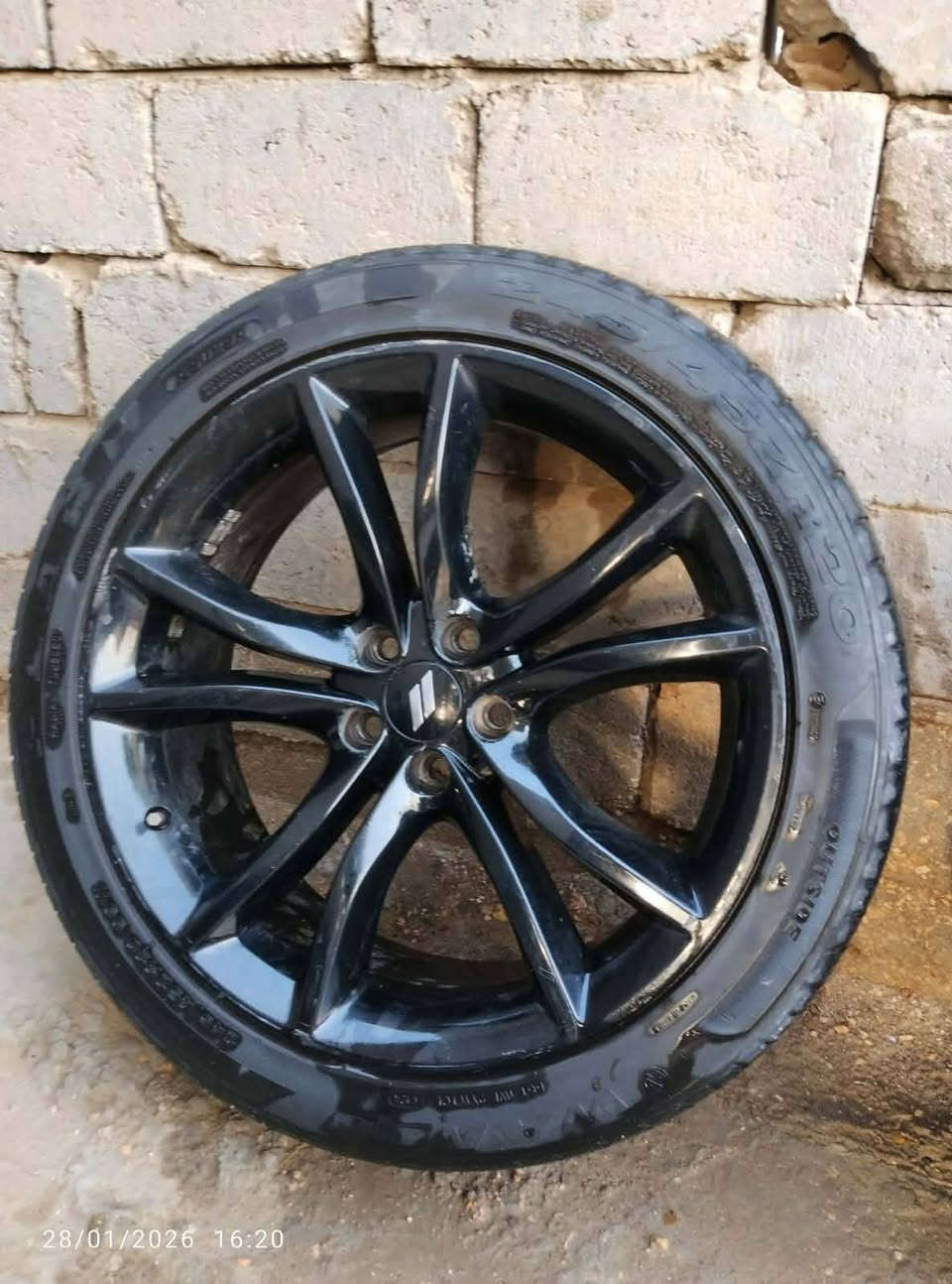 السلام عليكم للبيع تخم وياله حجم 20 وحجم 18جاهزه بدون عواج وبدون تصليح تايرات نظافه 90با100 حتى حساساتهن وياهن للبيع فقط‏‪***********‬‏
