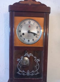 #للبيع ساعات جدارية عدد 2 شغالات وعله وضع الشركة  دقاقة كل ساعة ونصف ا...