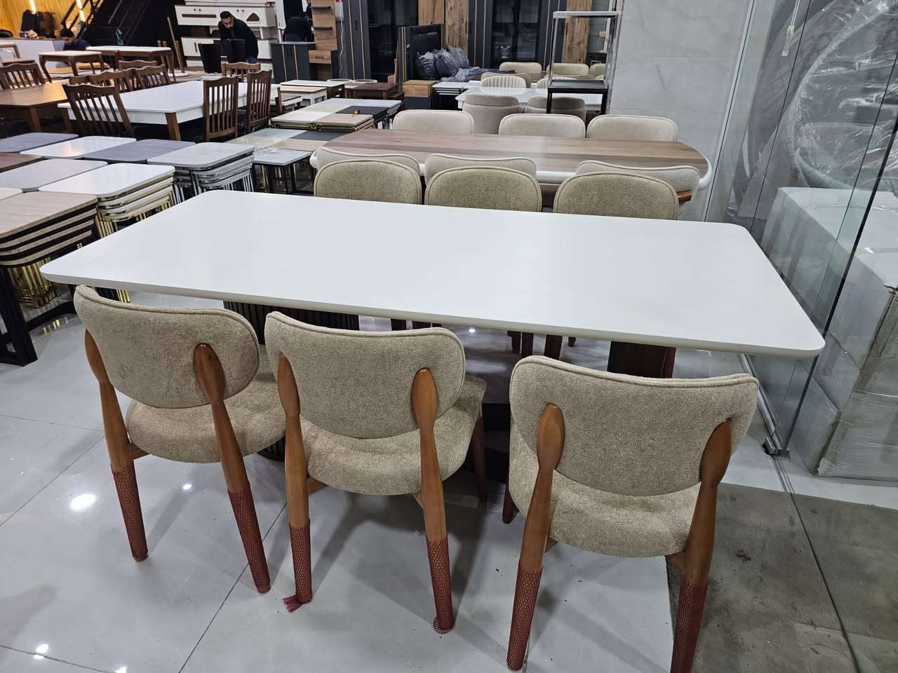 تخفيضات تخفيضات🤍
 شركة ديڤان للاثاث🩵 
ميز طعام خشبي مع سيت طبلات
قوة بالتحمّل وجمال بالشكل 🤎
اختيار مثالي لكل اللي يحبون الذوق الراقي والبساطة
مع شركة ديڤان انت بالأمان😍
عنوان بركن مستشفي توركي لا تنسون 😁
بإدارة رمضان
رقم موبايل ***********
