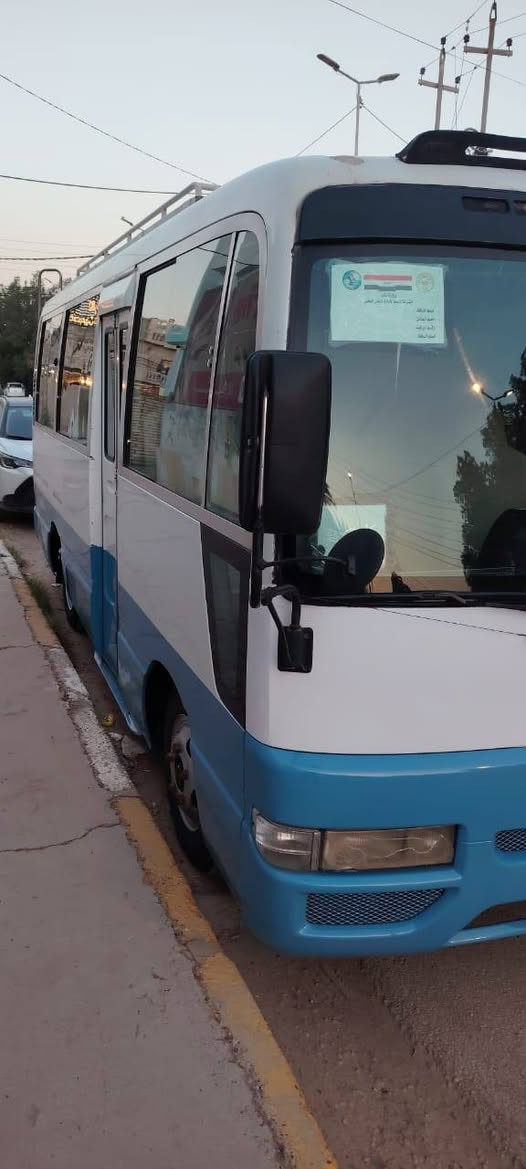 السلام عليكم 
كوستر نيسان ٢٠٠٢
السياره بلادية بيها صبغ بس حجل فقط 
كلشي بلادي بيها حتى تبريد شغال يحتاج بس غاز 
السعر ١٣٥ وبيها مجال 
***********
*********** مكان بابل
