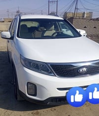 مراوس ب  هايلوكس اوتو أبيض 2009وانت صاعد حتى اذا بيه صبغ تبديل اهم شيء...