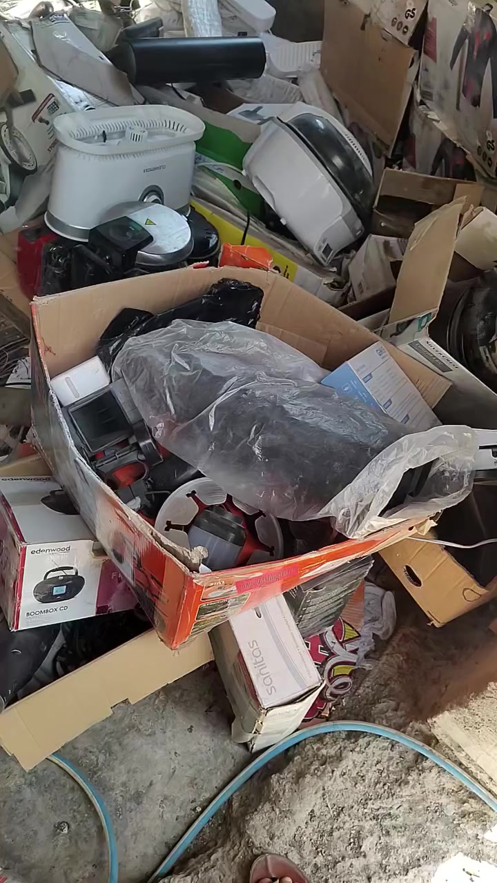 شلعة حمل كية ونص أجهزة كهربائية و الكترونية فقط 
ابيع فحم تقريبا 90 بالمئة شغال بس بيه نقص 
التواصل واتساب فقط ***********
