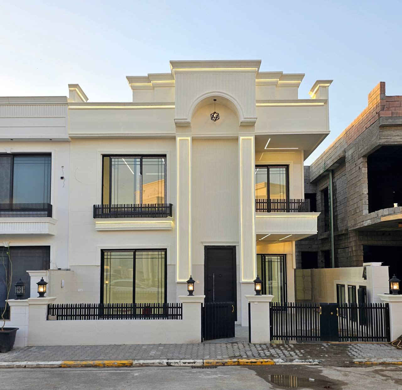 بیت جدید للبیع في مجمع هیوا سیتي زون G
▫️٢٠٠ متر
▫️شارع ١٨ متری
▫️اتجاه قبلە 
▫️واجهە سمارت
▫️٤ نوم 
▫️٣ حمام 
▫️مکنسە کهربائیە مرکزیة
▫️زیرو 
▫️ضمان لمدة ١ سنة 

***********
***********
**************
في حال لم يتوافق العقار مع رغبتكم او لم يكن بقدر امكانيتكم زوروا موقعنا على تلكرام للتصفح على اكثر عدد من العقارات المتوفرة•https://t.me/mohamedaqarat1
