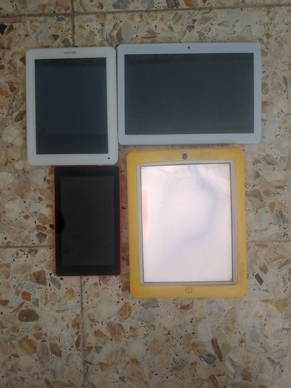 السلام عليكم عندي4 ايبادات عاطلات طافيات ابيع  هل موجود سعرهن 40ماعندي توصيل العنوان  الأمين الثانية اسكينه شارع المكاتب رقم الهاتف ***********يوجد واتساب
