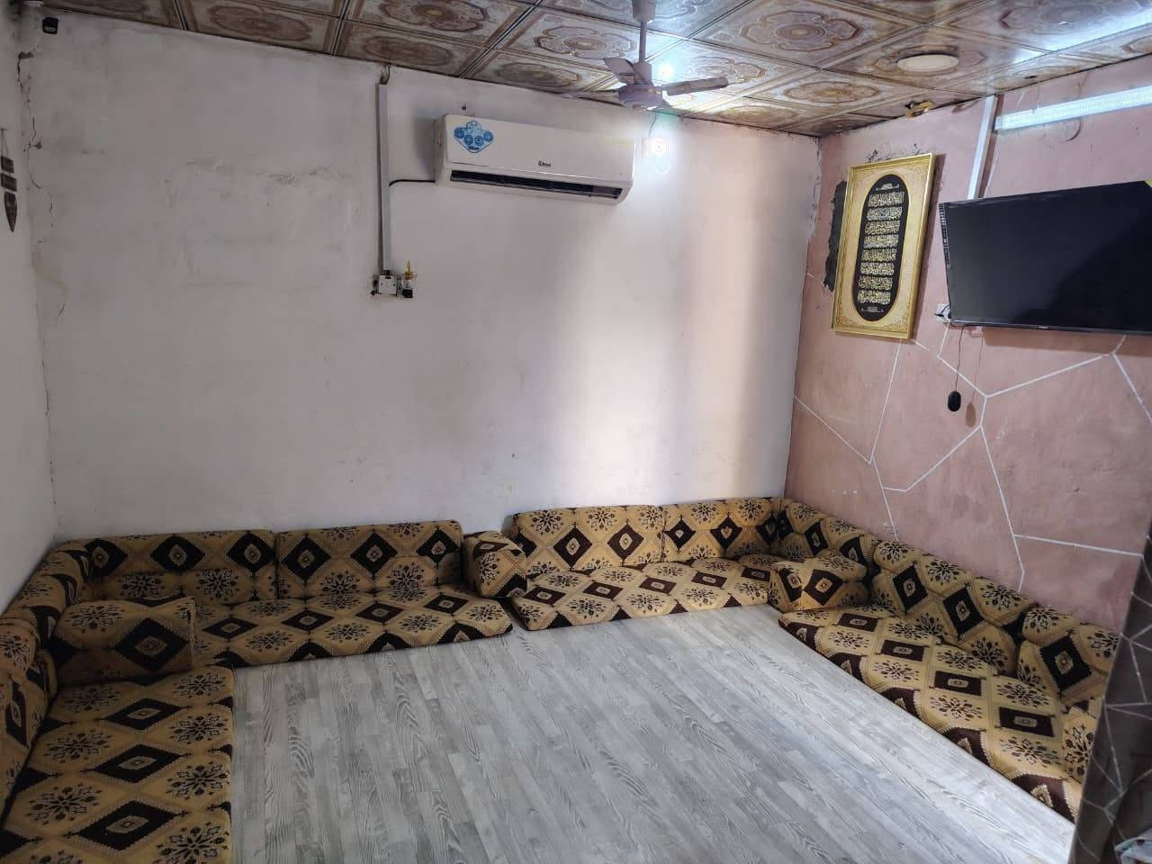 السلام عليكم
بيت تجاوز للبيع المساحه 93 متر
يحتوي على غرفة جبيرة وغرفة صغيرة ومطبخ وصالة وحمام داخلي وصحيات خارجية 
السعر 8 وبي مجال
العنوان:-البصرة/الاصمعي قريب جسر جويعد
رقم :- ***********
