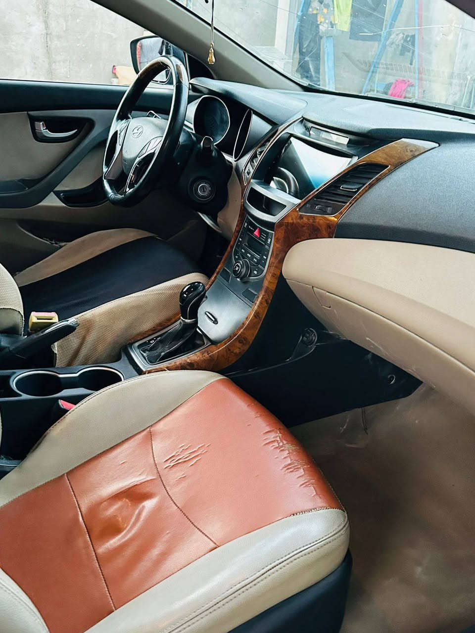 سلام عليكم انترا خليجي فول مواصفات 2015 مكينه 1800 ماشيه 170 الف رقم بصرة باسمي سعر 115 (***********)
