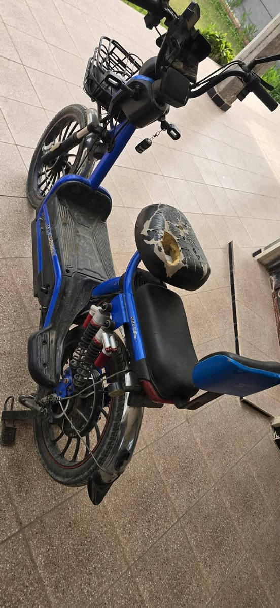 سلام عليكم ورحمة الله وبركاتة بايسكل موديل 24فول  بطاريات جدد بقت بس وحده تشده كشر جديد يحتاج بس تبديل كشن 350 وبي مجال للطيبين *********** المكان المشاهده قضاء الطارميه ناحيه العبايجي
