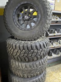 للبيع ٥ تايرات مع الويلات حجم٣١٥/٧٠/١٧البياع الحي الصناعي السعر٧٠٠بي م...