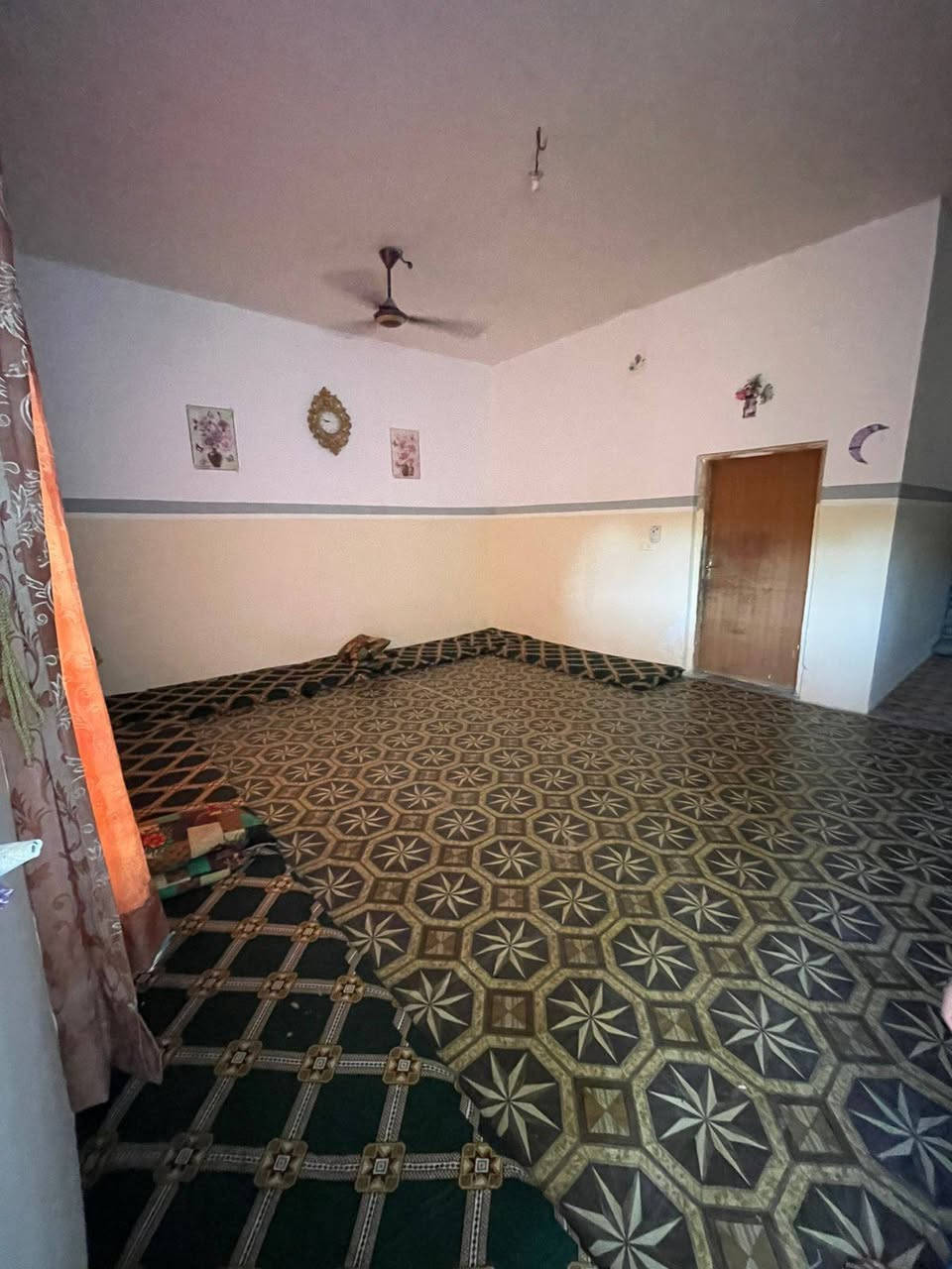 السلام عليكم للبيع بيت فلوجه جبيل قرب الجسر الثالث المساحه ٢١٣ متر طابو صرف ركن شارع ١٠ متر وشارع ٦ متر يبعد عن الخدمي مال الجسر الثالث ٨٠ متر بناء قديم السعر  ٦٥ مليون وبيه مجال للاستفسار الاتصال *********** أثير ***********
