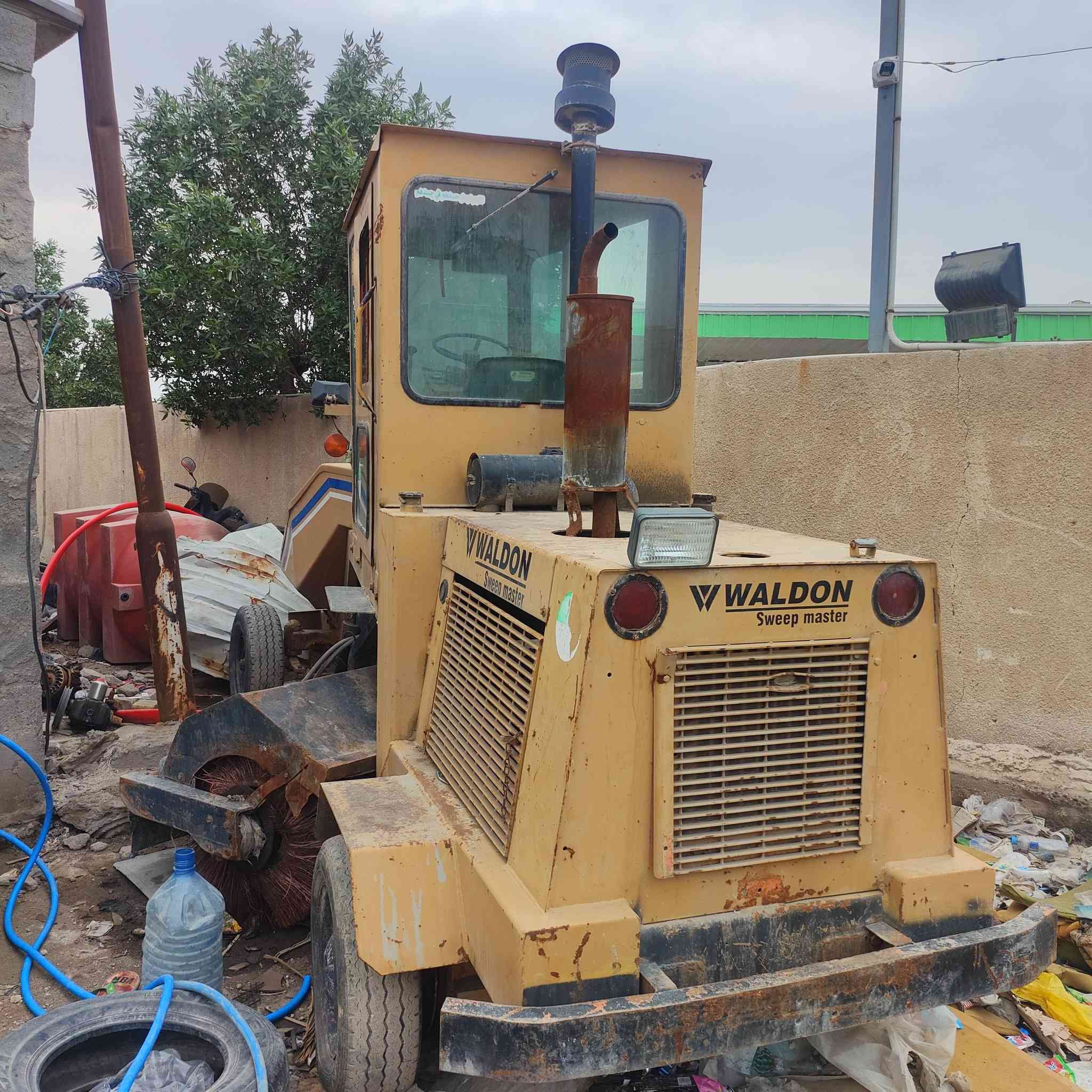 سلام عليكم 
مكناسه شارع ولدون امريكي موديل ٢٠٠٦ ارقام وسنويه اربيل منتهيه السنويه ب٢٠٢٤ 
محرك كمنز ٤ بستم بيه بخار 
مكينه جاهزه بلاديه ممفتوح بيها شي على وضع الشركه 
مكاني البصره /***********
