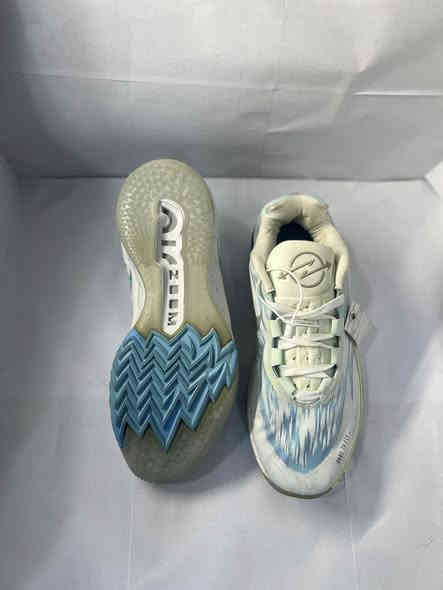 السلام عليكم.   اليوم الوحش nike zoom gt  قطعه جدا مميزه قياس 46. (30cm) قالب رياضي تلبس 45.  قطعه اصليه وجديده غير مستعمله كامل ختوماتهه وجمالهه اضعاف الواقع بالعافيه للي ياخذهه السعر 45 الف دينار  يوجد توصيل جميع المحافظات قطعه متتفوت للتواصل خاص او واتساب ***********
