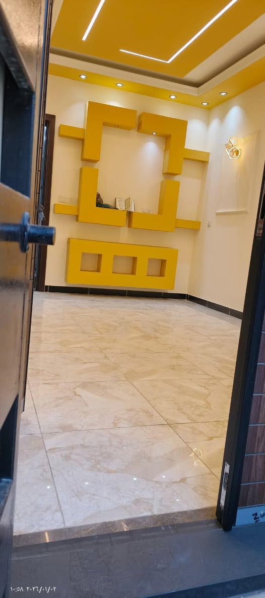 مكتب الزبيدي للعقار🏠🏠
للبيع بيت زيرو في حي القاهرة قرب جسر البنوك مساحة ٨٠ متر✅
فوووول درجة اولى💯
يحتوي الطابق الأرضي على: 
طرمة + صالة + مطبخ كبير + خدمات + غرفة نوم 
والطابق الثاني يحتوي على : 
٣ غرف نوم + خدمات 
والثالث يحتوي على بيتونة + سطحين 
اقل شغلة بالبيت ضمان 10 سنوات 
مواصفات البناء 🔊🔊💯
١_واجهة مرمر ٢_ ارضية اسباني ٣_ جدران لوح درجة اولى 
٤_ منظومة كاميرات ٥_ منظومة انترنت ٦_شافطات ٧_ سخان ٨_المنور مسقف ٩_تاسيس غسالة دفن ١٠_ديكورات كل الغرف 
١١_ براكيتات انارة درجة اولى لكل الغرف ١٢_سبالت دفن 
📍عنوان المكتب حي القاهرة بظهر تانكي المي مقابل جامع المثنى
للاتصال : 
***********📞
