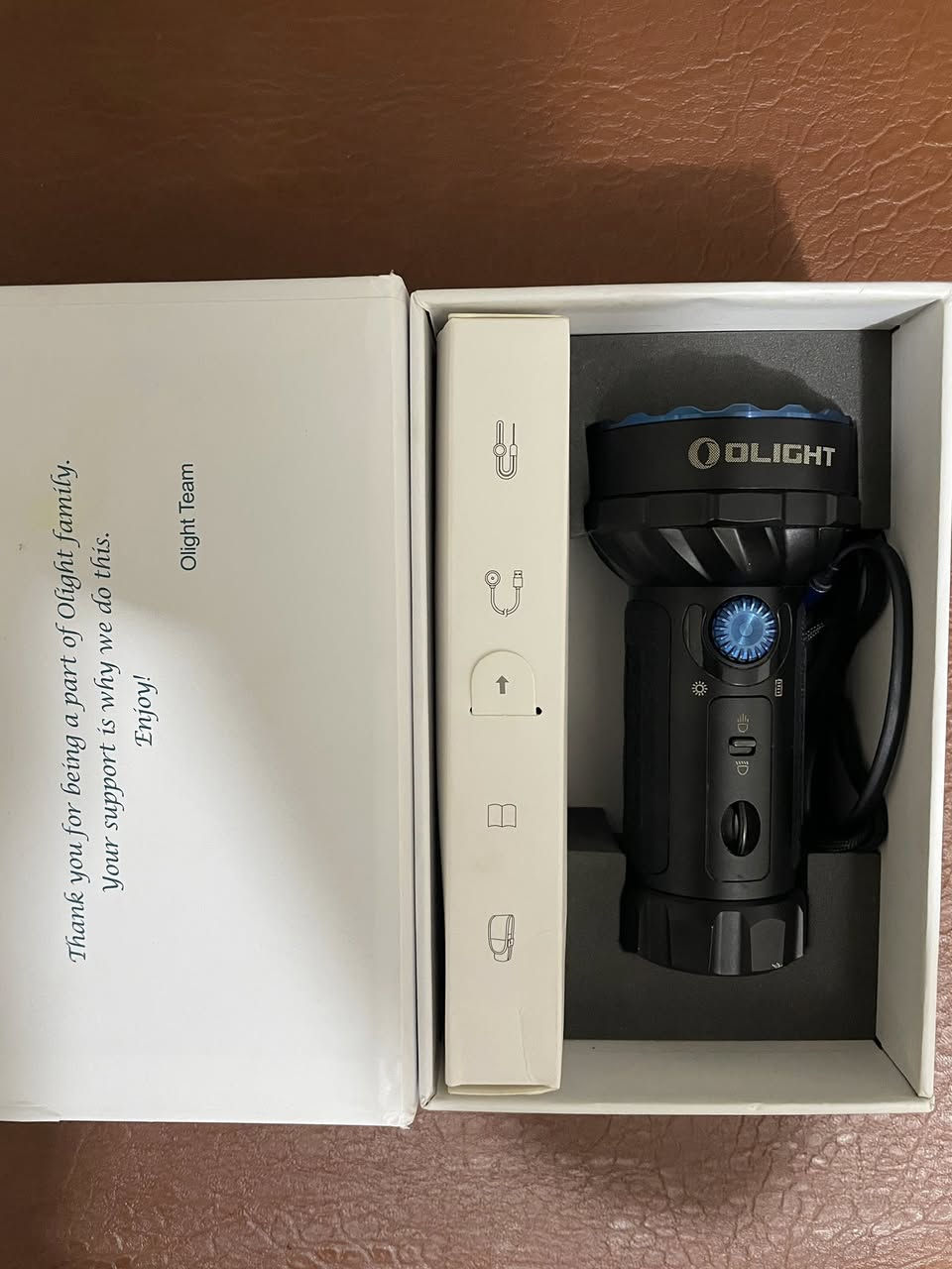 هذا المنتج هو كشاف يدوي Olight Marauder Mini. 
يتميز بقوة إضاءة قصوى تصل إلى 7000 لومينز.
يوفر مدى إضاءة يصل إلى 600 متر.
يحتوي على أوضاع إضاءة مزدوجة (إضاءة منتشرة وإضاءة مركزة).
قابل لإعادة الشحن، ويأتي مع كابل شحن مغناطيسي وعلبة حماية.لايت ماركه اولايت عالميه


**إذا كنت صاحب هذا الإعلان وتريد حذفه لأي سبب، رجاءا أرسل رسالة إلى الدعم الفني**