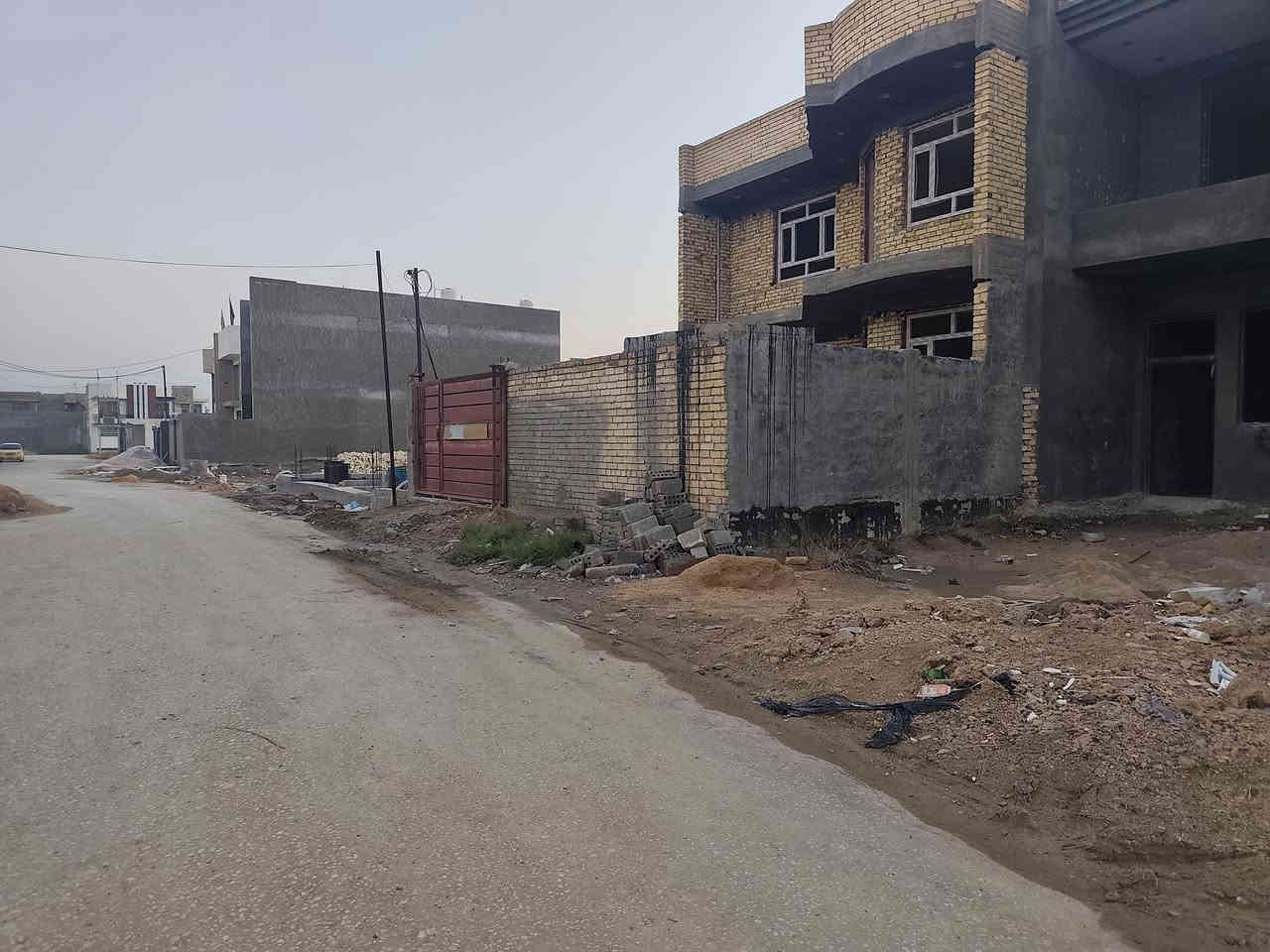 السلام عليكم 
🏠 دار هيكل للبيع (80%)
📍 بابل – الحلة | حي الكفاءات
قرب مدينة ألعاب كوين بارك، مقابل فرع النيل القديم

📐 المساحة 250م
📄 طابو زراعي سند 25
🛣 شارع تبليط 10م – كافة الخدمات

🛏 4 غرف نوم + صالة + استقبال
🍽 مطبخ + صحيات 2 + درج دور

📞 للاستفسار:
***********
***********
🏢 مكتب أرض الكرامة
