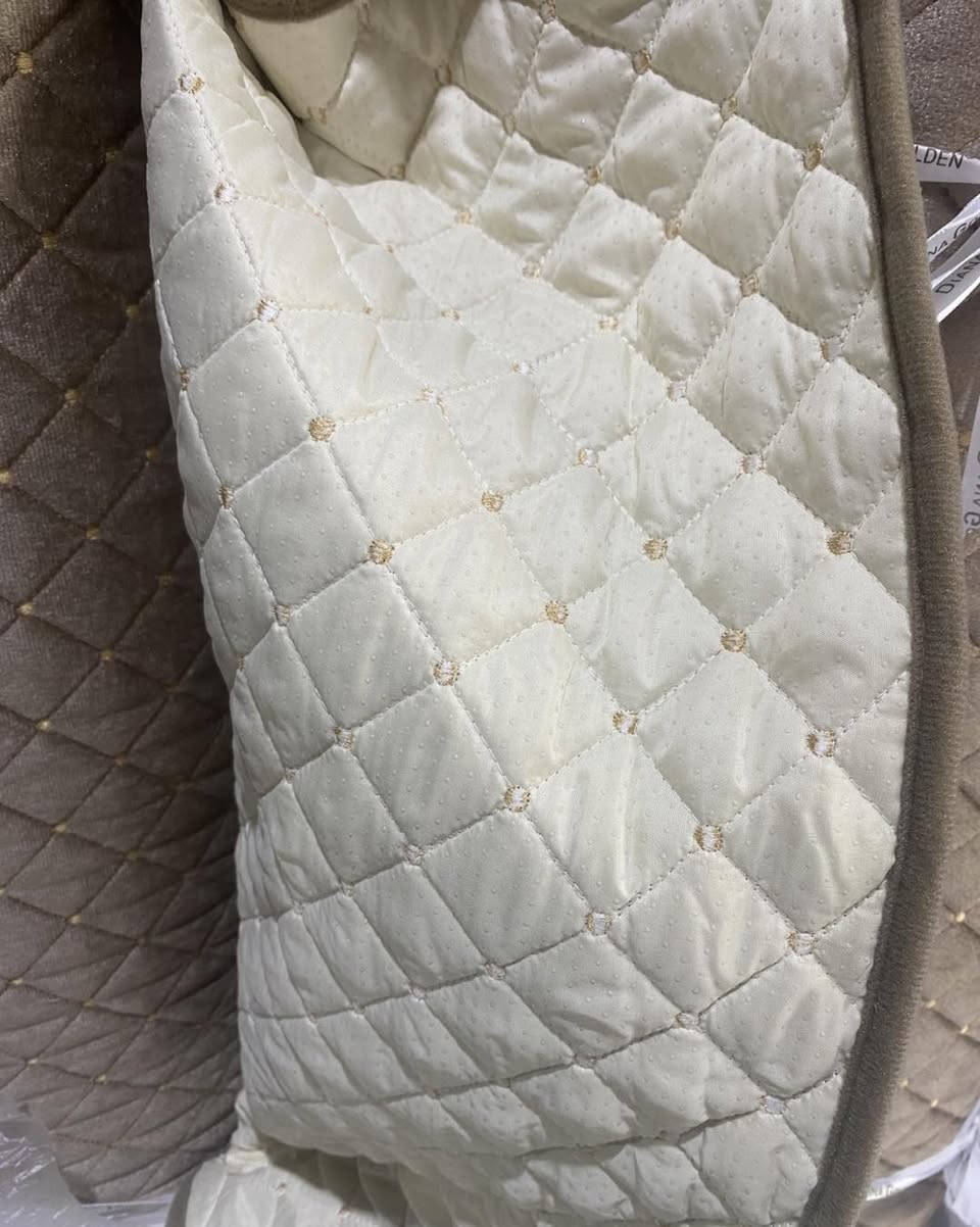 مفرش تخم مخمل اصلي  ملكي
مبطن..يحتوي على حبيبات مانع انزلاق 
العرض 95cm
بسعر مناسب جدا(4500 )
يوجد توصيل 🚚


**إذا كنت صاحب هذا الإعلان وتريد حذفه لأي سبب، رجاءا أرسل رسالة إلى الدعم الفني**