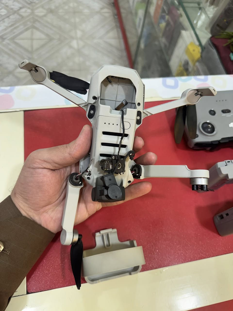 سلام عليكم
درون dji mini 2 combo
وكعت مني مثل مموضح بصور 
بس شرط الطياره شغاله بس يعاد صيانتها 
السعر خاص 
***********
