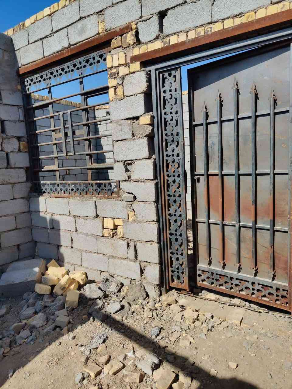 هيكل زراعي للبيع مساحة 130متر ناحية سديناوية قرب مركز الشرطة الجديد الي ورة صفي الدين غرفتين وديوانية وصحيات ومطبخ وصالة ومنور وحمام داخلي السعر 22وبي مجال للاتصال ***********
