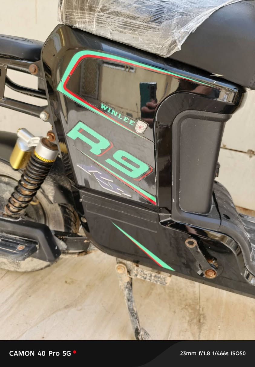 السلام عليكم R9 موديل 2026 دراجة جديدة معنى الكلمة بطارياتة ذا يصرفن ترجع الدراجة علية يعني جدد كفالة عامة ماعدة بس الكفر العل  يسر فقط والباقي كفالة عامة 
موصفاتة ✨
حماية سرقة✨
تشغيل عن بعد✨
بصمة وسويج✨
بلوتوث✨
اشاير يمنة ويسرة✨
لايت عدسة ناصي وعالي✨
سعر380قفل
ورقم الهااتف***********
مكاني بصرة الجزيرة
